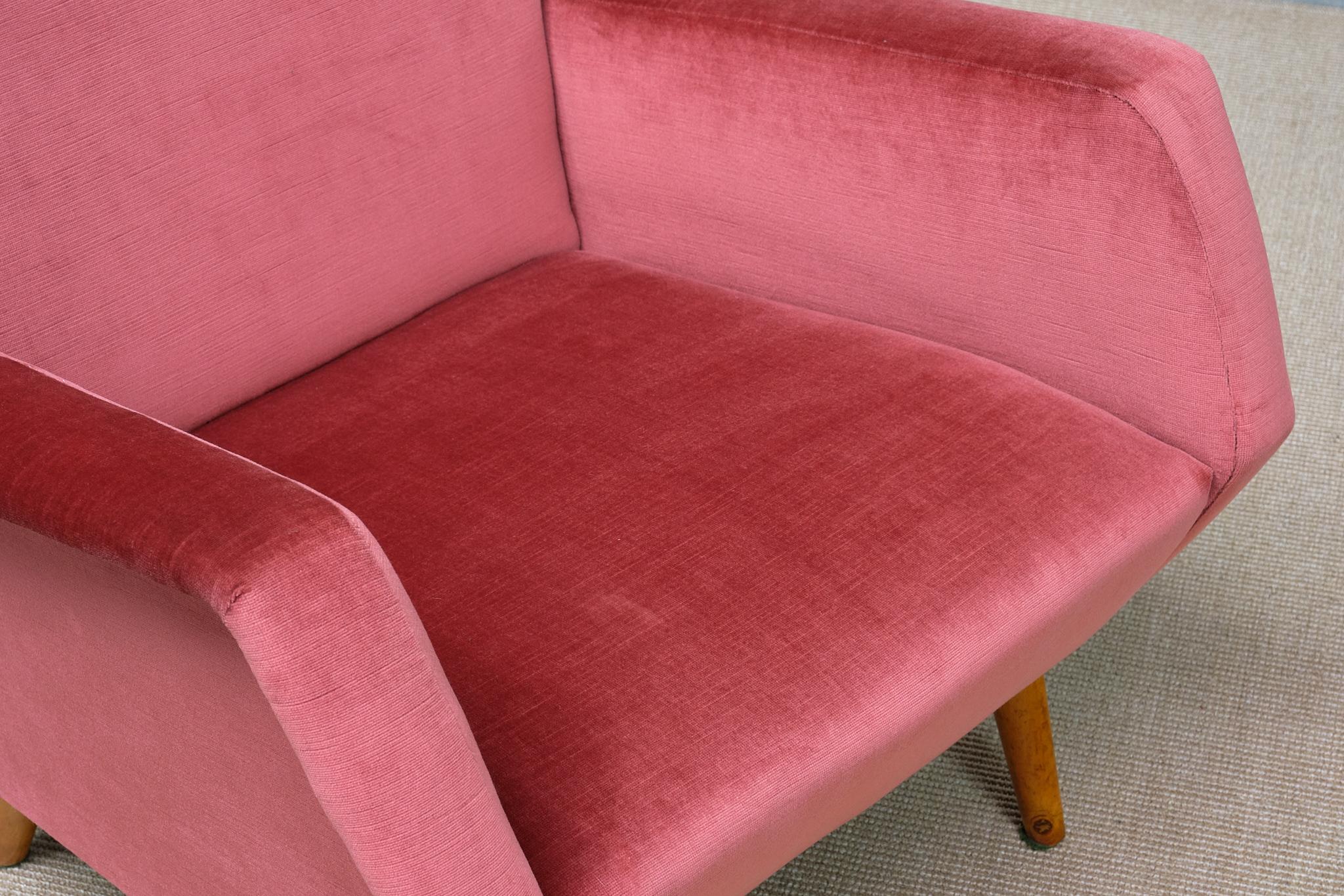 Pareja de sillones Gio Ponti de terciopelo rojo coral y haya, Asko, Finlandia, 1957 Tela en venta