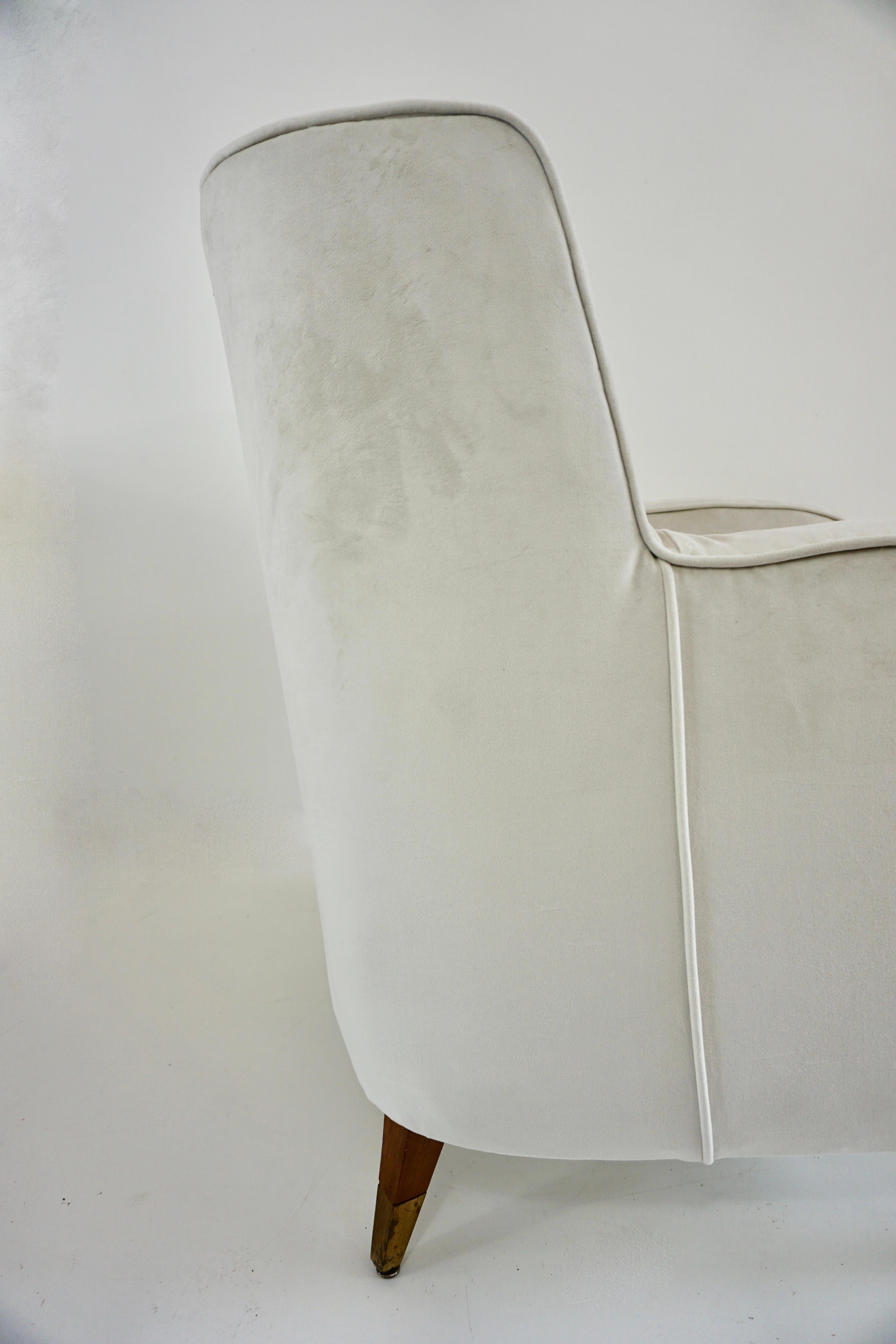 paire de fauteuils Gio Ponti en velours blanc  pieds en laiton pour une résidence privée 1955 en vente 3
