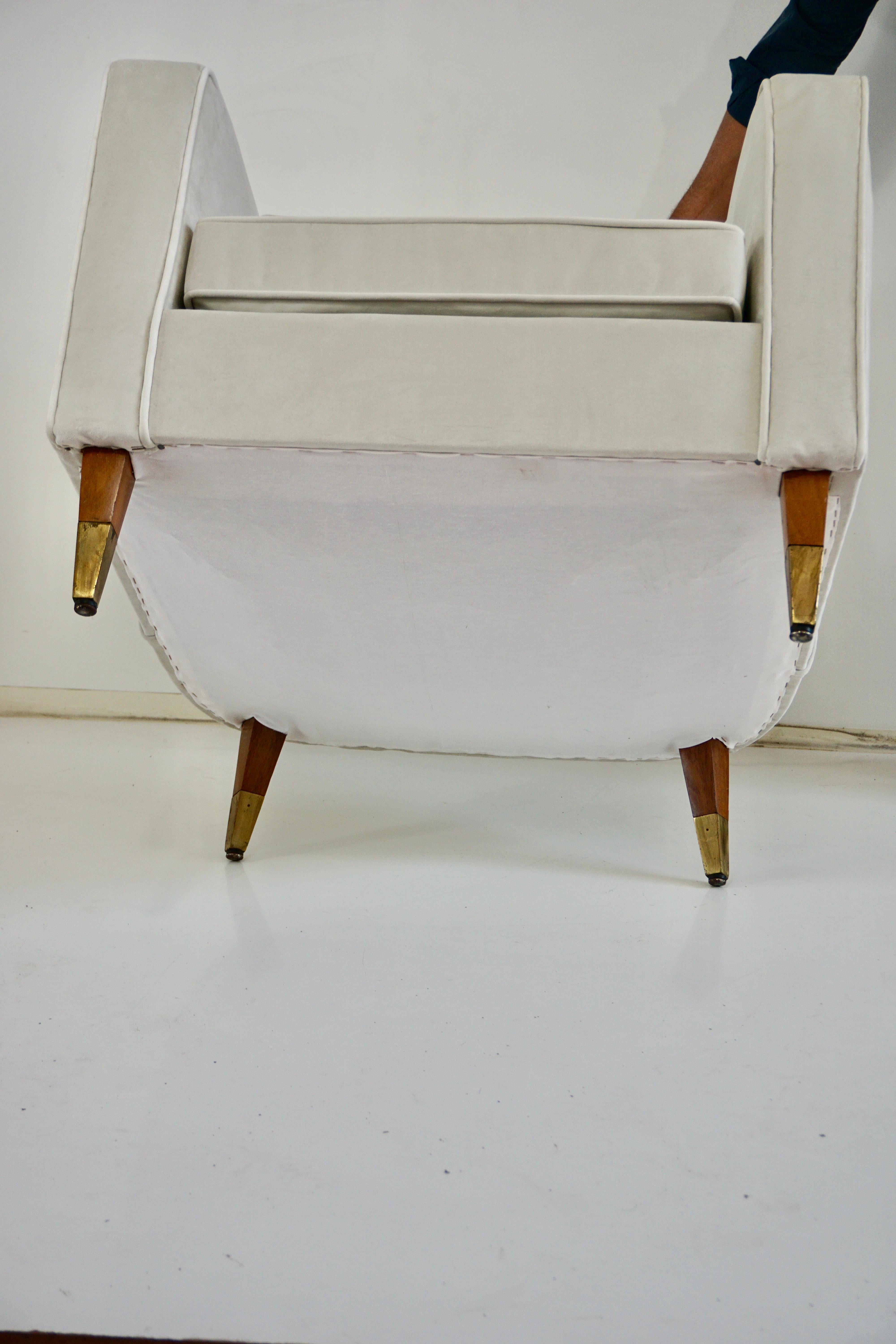 paire de fauteuils Gio Ponti en velours blanc  pieds en laiton pour une résidence privée 1955 en vente 9