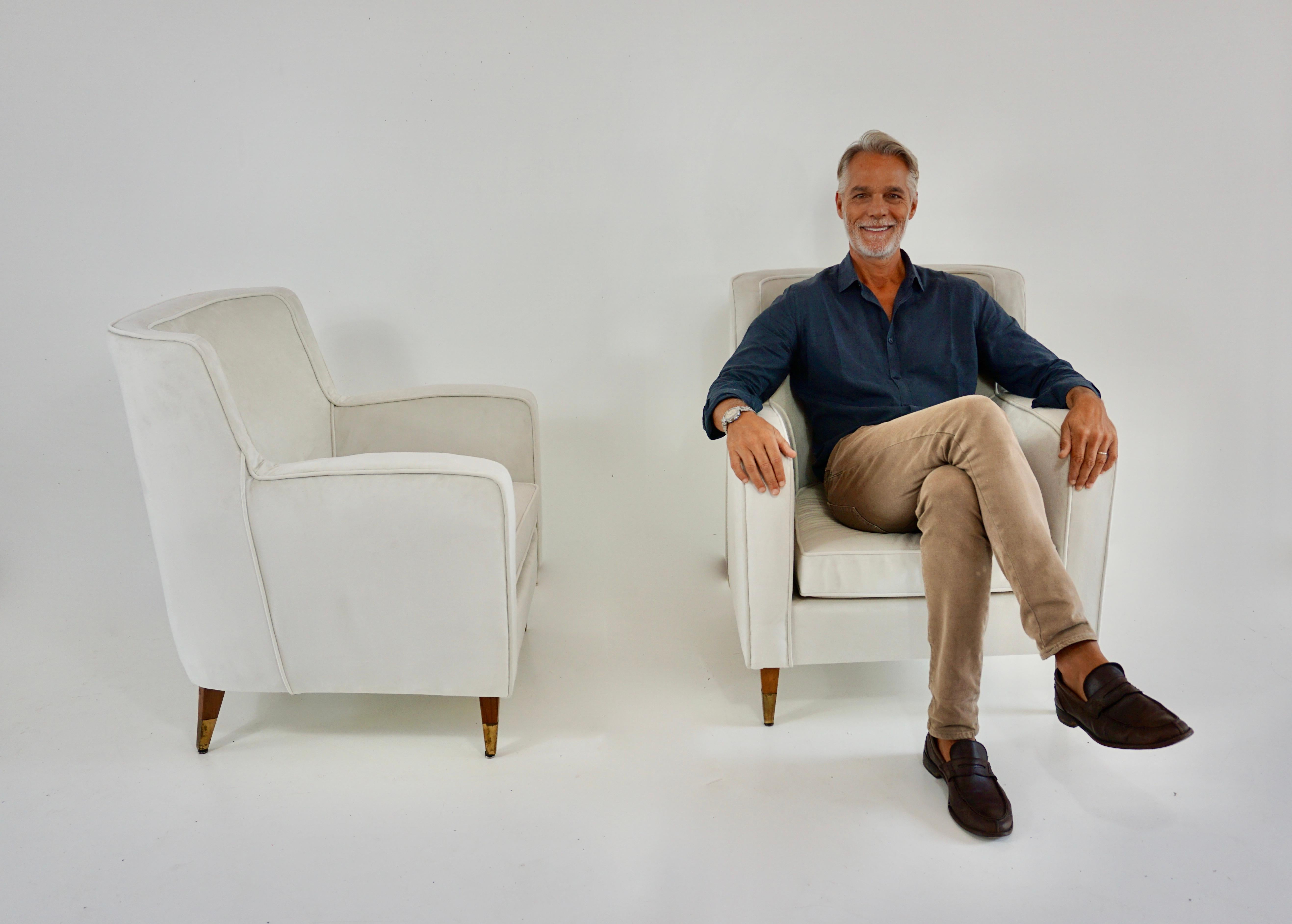 paire de fauteuils Gio Ponti en velours blanc  pieds en laiton pour une résidence privée 1955 en vente 12