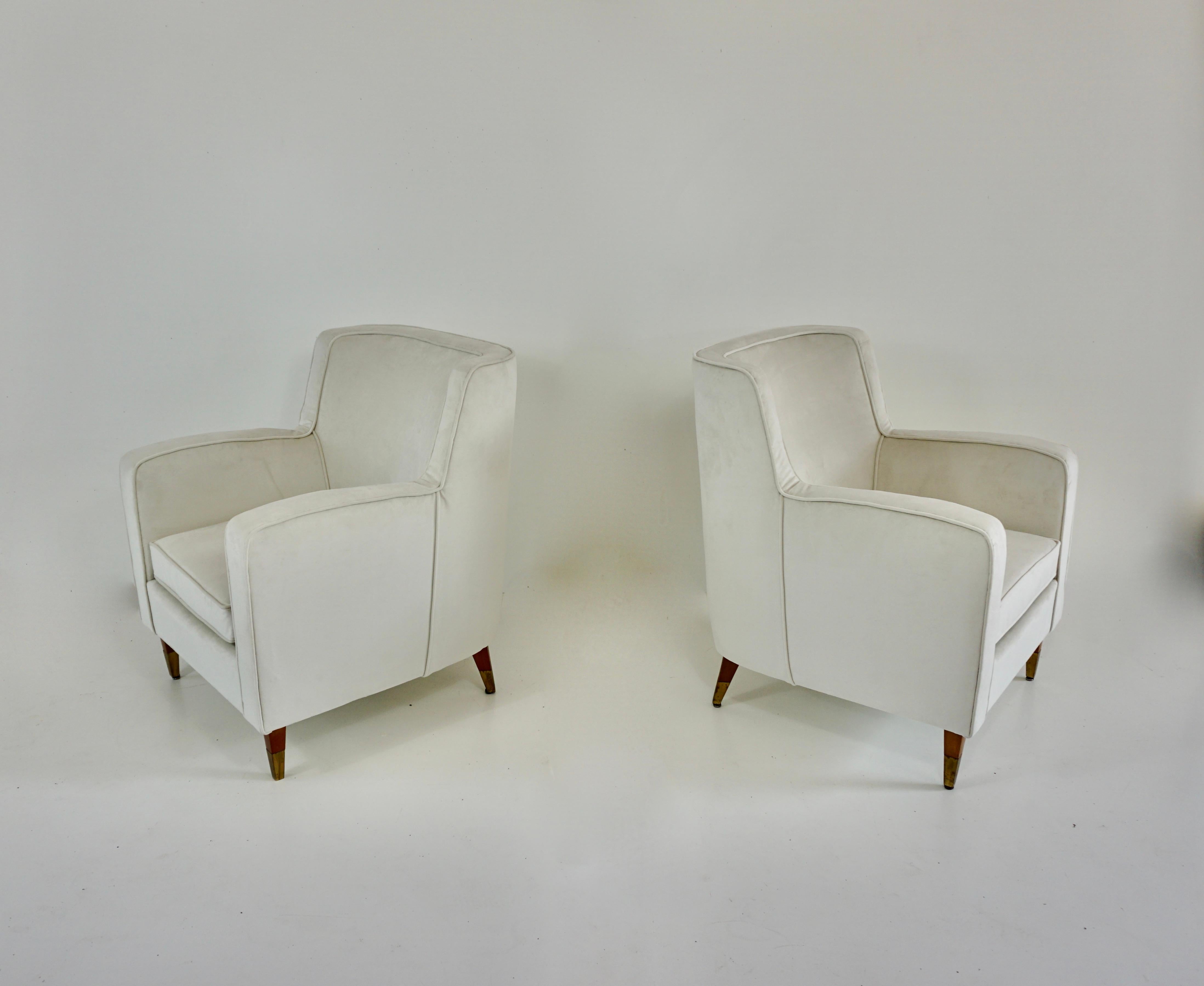 Paire d'élégants fauteuils Gio Ponti 
probablement une pièce unique 
d'une résidence privée à Arenzano, Gênes, Italie 1955 
de la même résidence d'autres objets importants conçus par Gio Ponti 
fabriqué par Cassina Meda - Italie 
remeublement en 