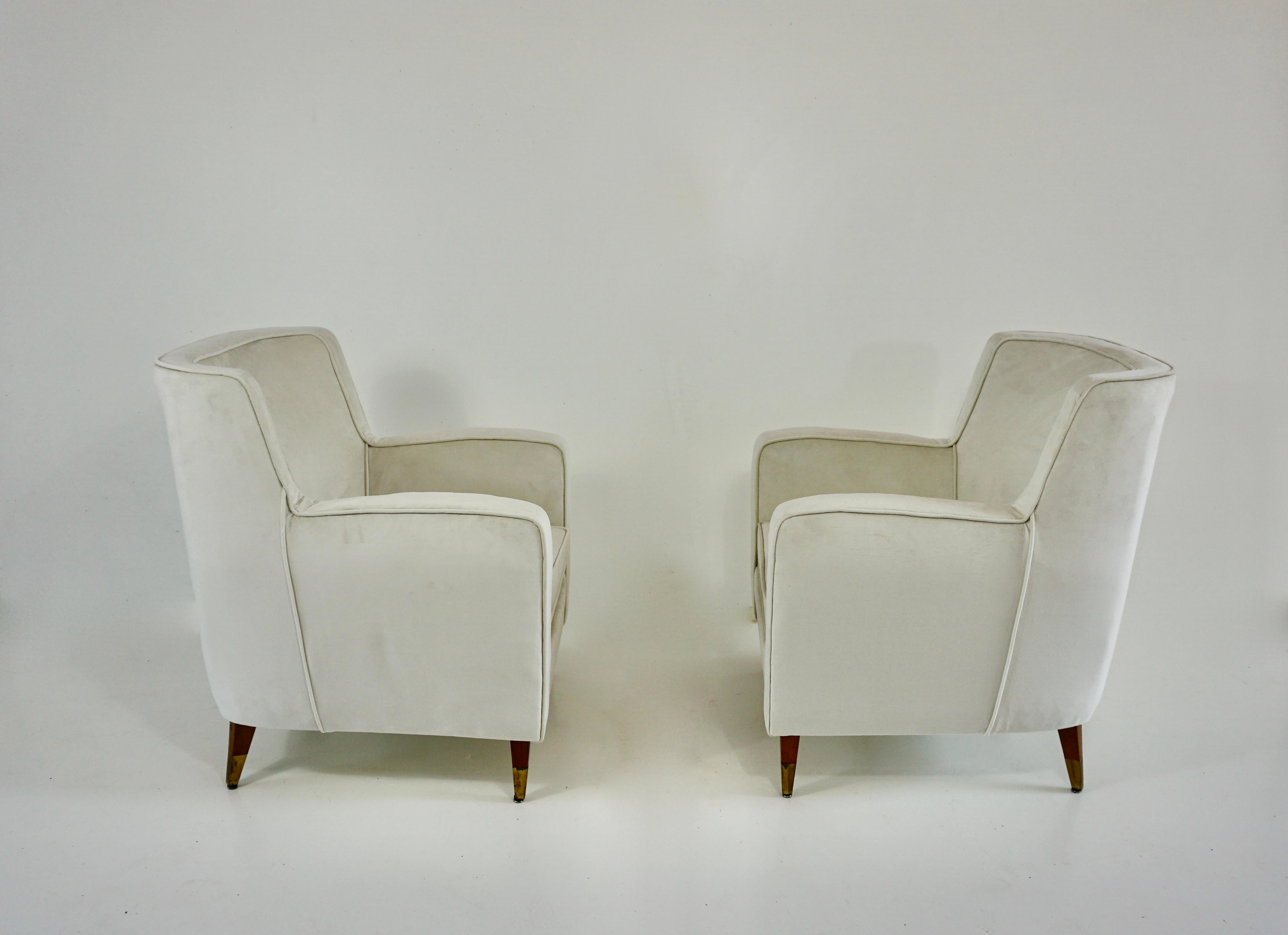 Milieu du XXe siècle paire de fauteuils Gio Ponti en velours blanc  pieds en laiton pour une résidence privée 1955 en vente