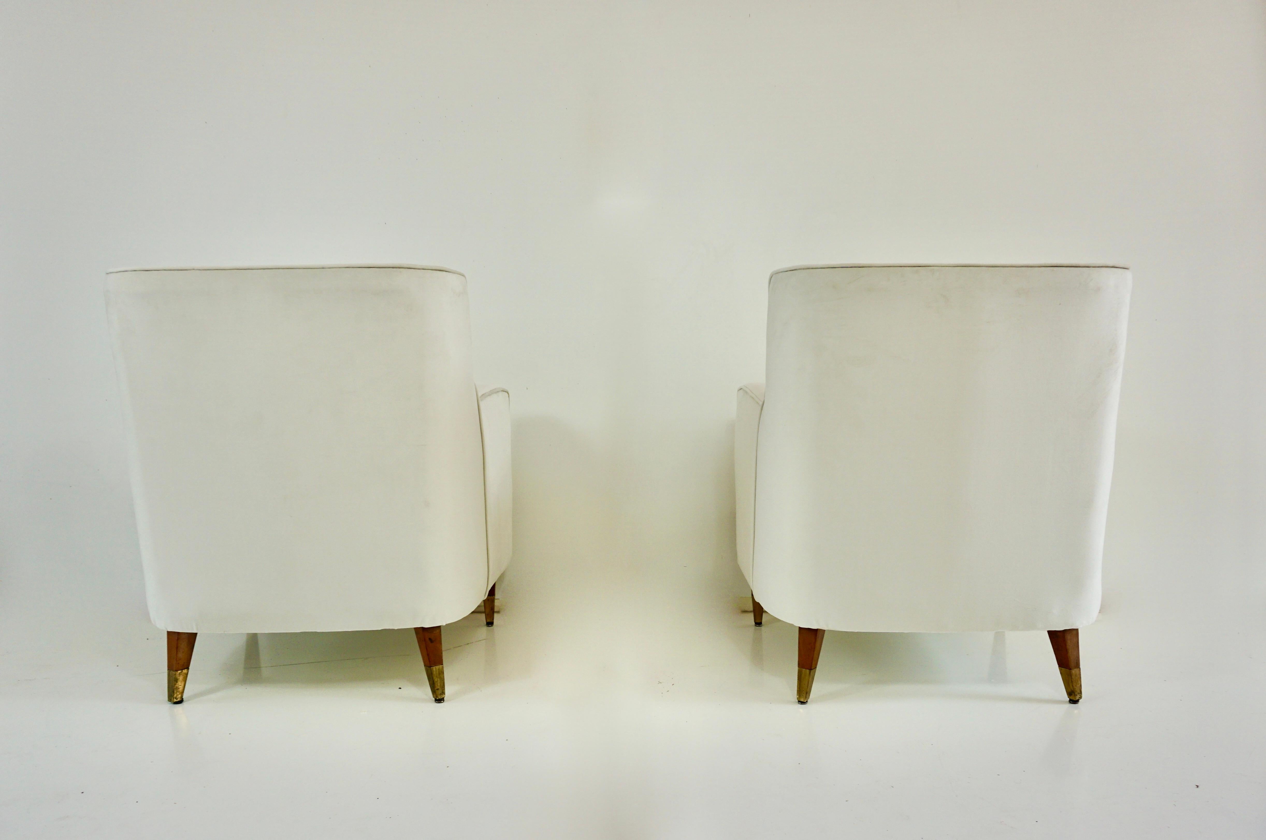Laiton paire de fauteuils Gio Ponti en velours blanc  pieds en laiton pour une résidence privée 1955 en vente