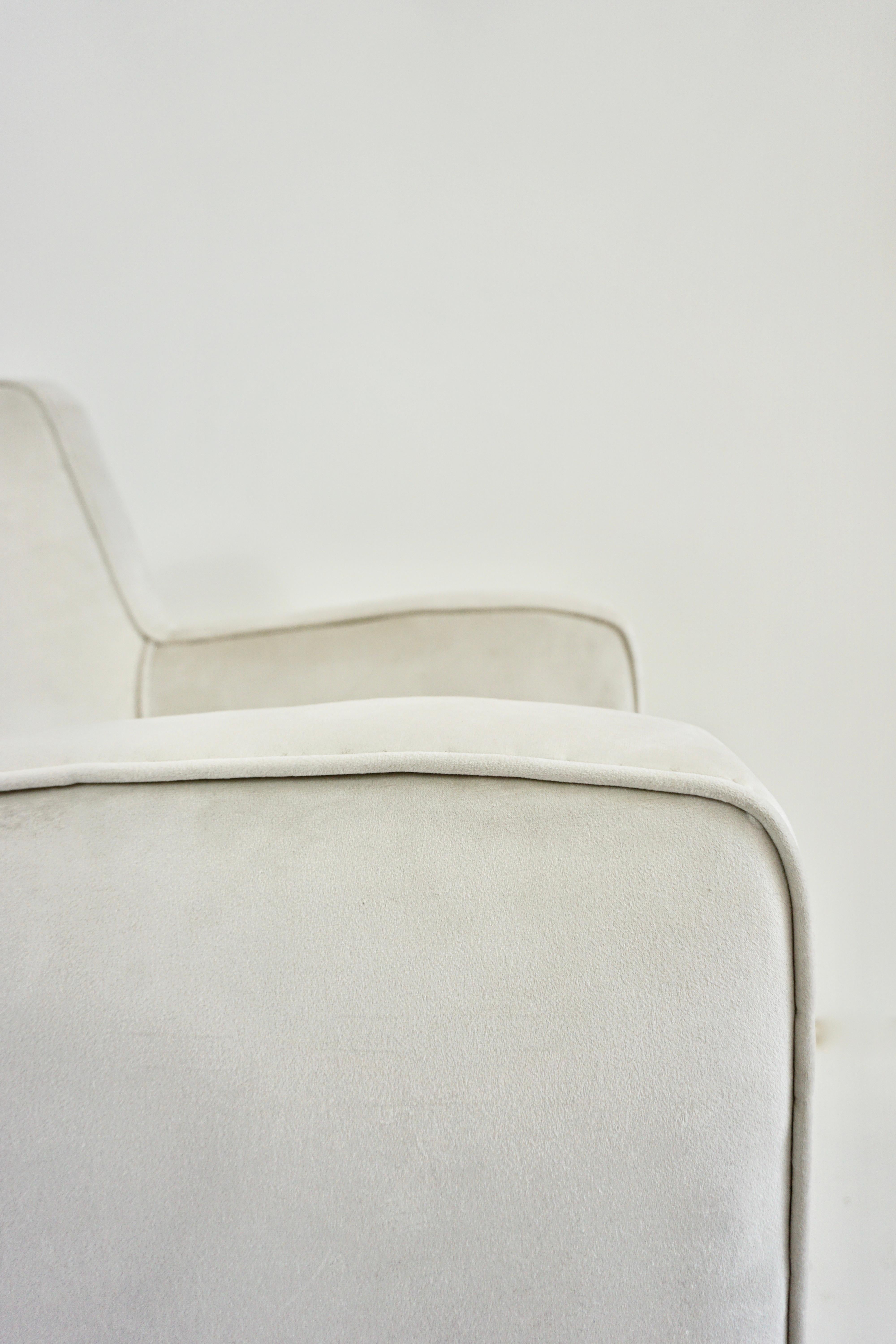 paire de fauteuils Gio Ponti en velours blanc  pieds en laiton pour une résidence privée 1955 en vente 1