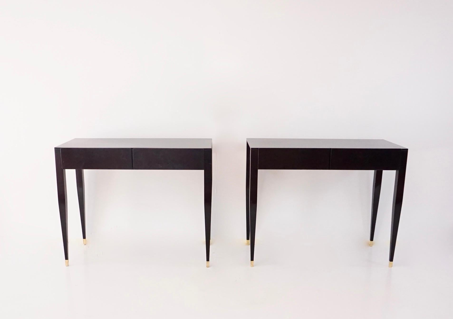 Elegantes und seltenes Gio Ponti Paar von  Schwarze Toilette, Waschtisch - Schminktisch
hergestellt von Giordano Chiesa für das Hotel Royal, 1955

Schwarz lackierte italienische Esche, Messing, je zwei Schubladen; 
Messingfüße 
Maße: H 77cm, 95 x 47