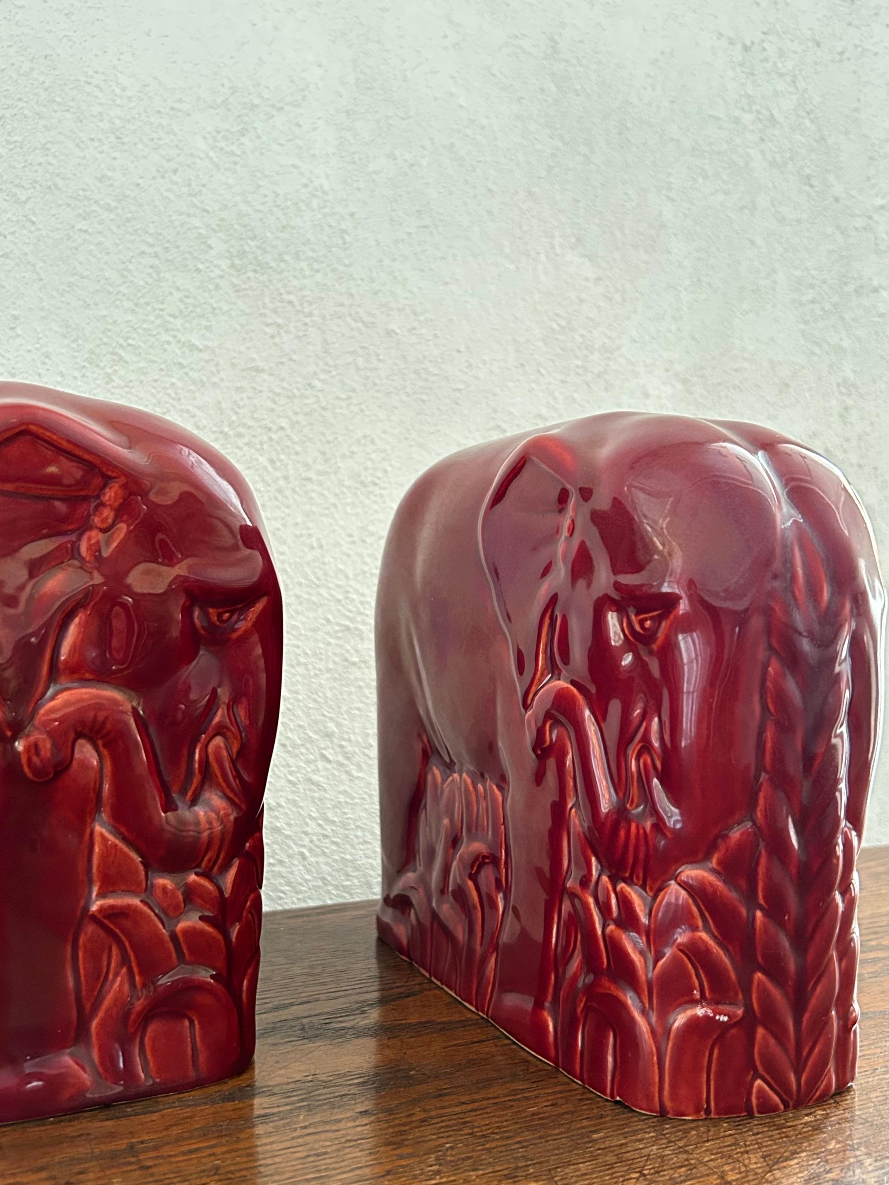 Paire de serre-livres en céramique conçus par Gio Ponti (1891-1979) pour le prestigieux atelier de Richard Ginori au début de son mandat de directeur artistique, vers 1924-1928.

Ces serre-livres présentent une glaçure d'un rouge profond rare, une