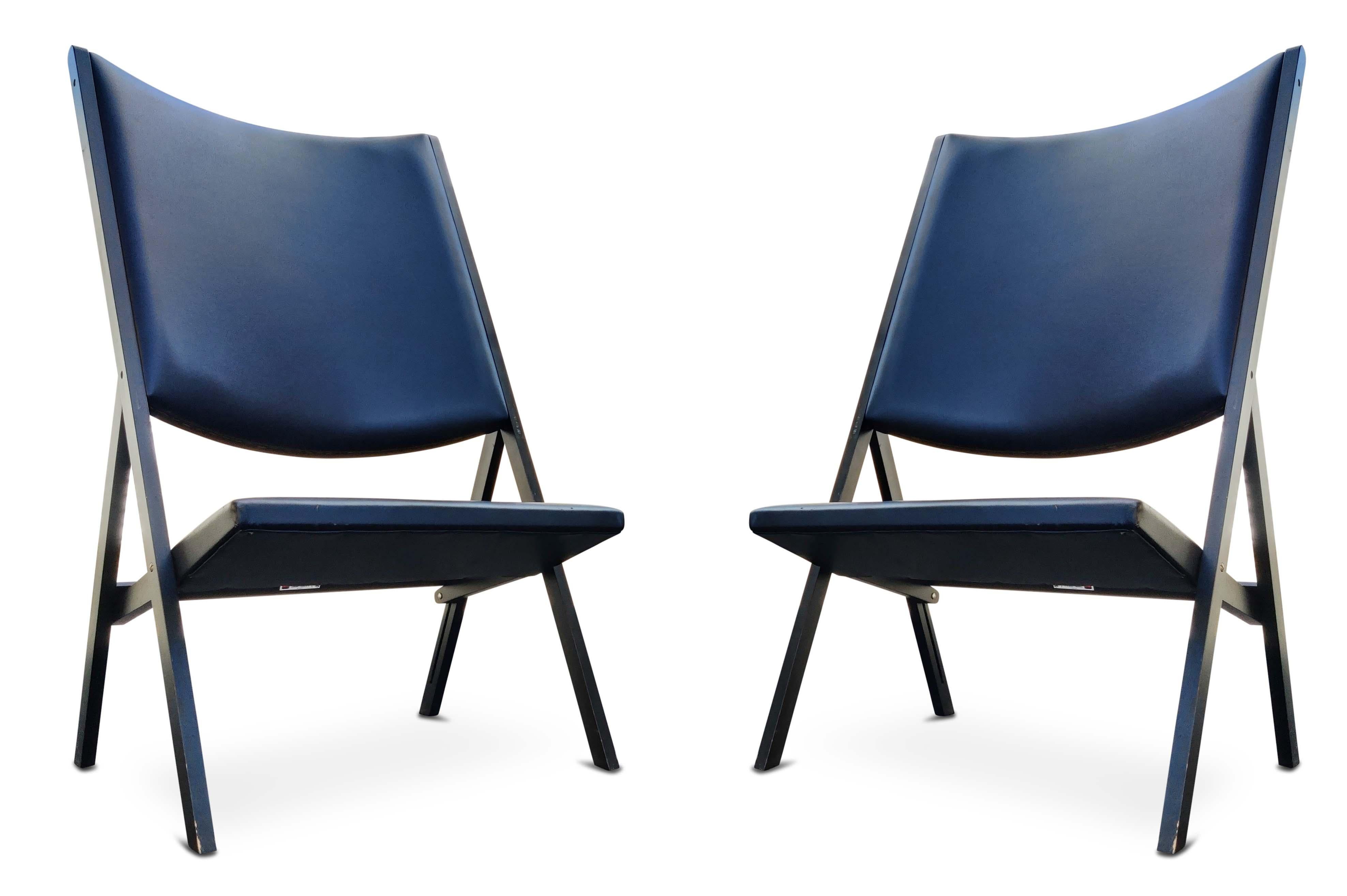 An absolutely beautiful and very rare pair of folding chairs from iconic designer Gio Ponti. Produced by also iconic manufacturer Walter Ponti. In original condition, a standout feature of these lounge chairs is the proportionally tall and dramatic