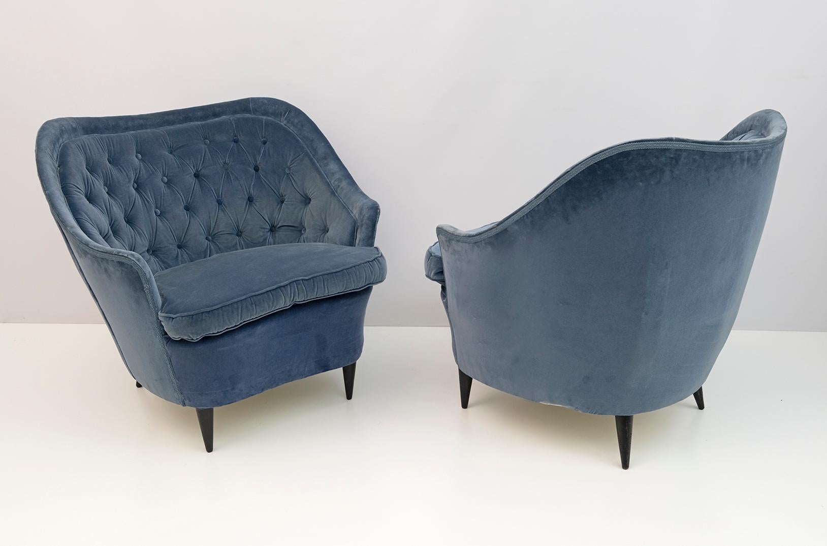 A set of two Italian vintage collectible armchairs designed for the first time by Gio Ponti for the manufacturing company Casa e Giardino in the late 1930s.
The upholstery is original but in poor condition, a new upholstery is recommended

Sofa also