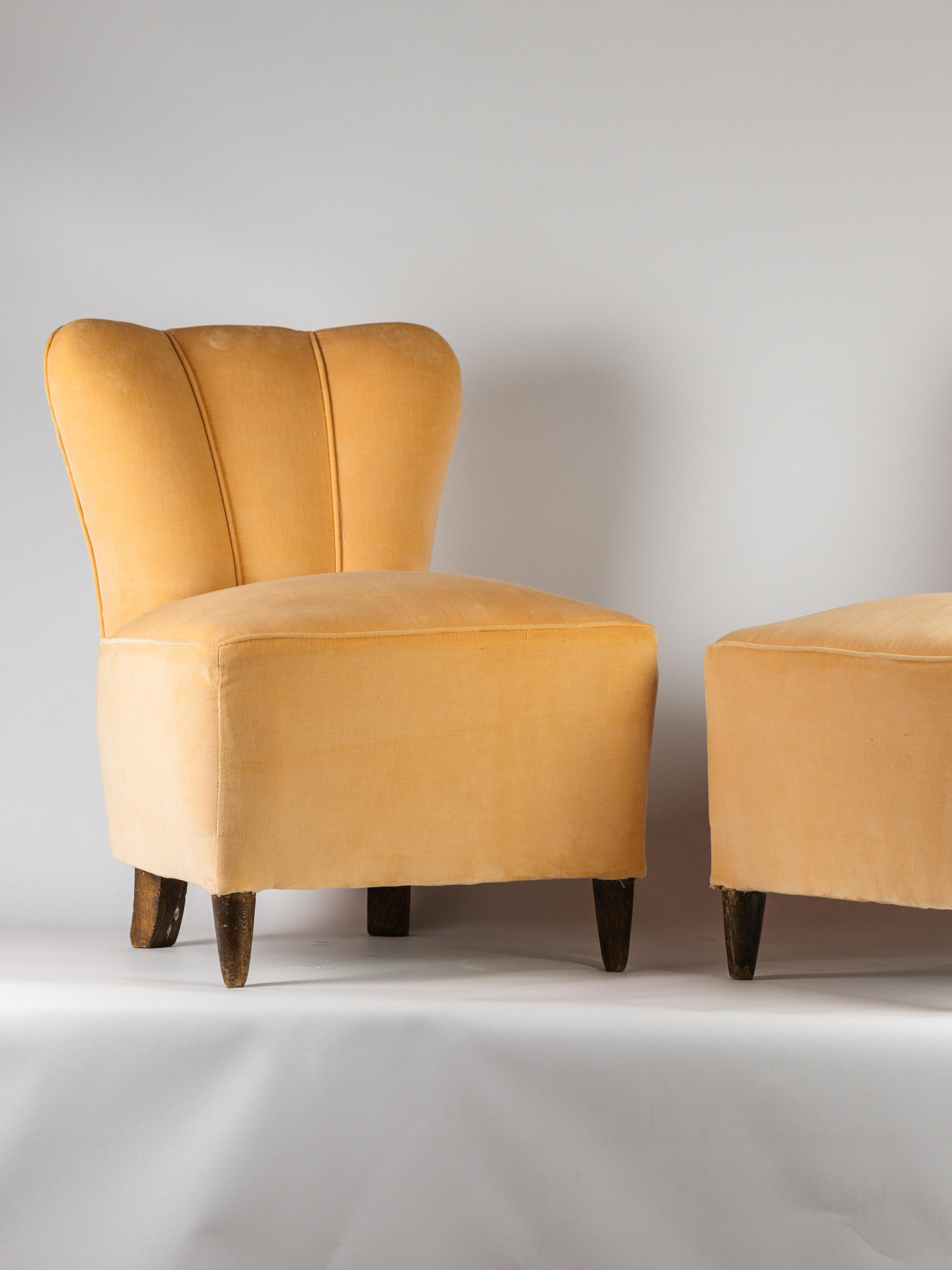 Pair of Gio Ponti light pink velvet and wooden feet armchairs For Sale 2