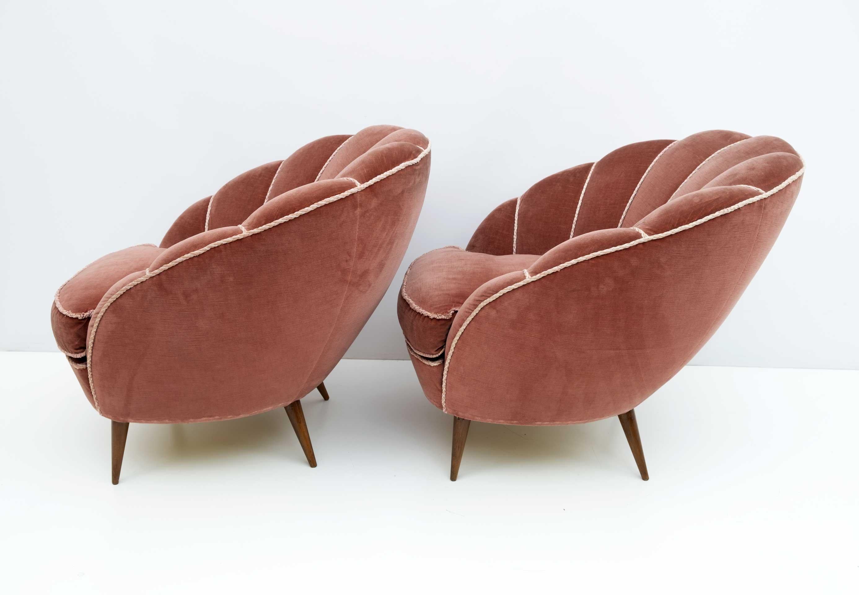 Attributed Gio Ponti Mid-Century Modern Italian Armchairs by ISA Bergamo, Pair For Sale 5