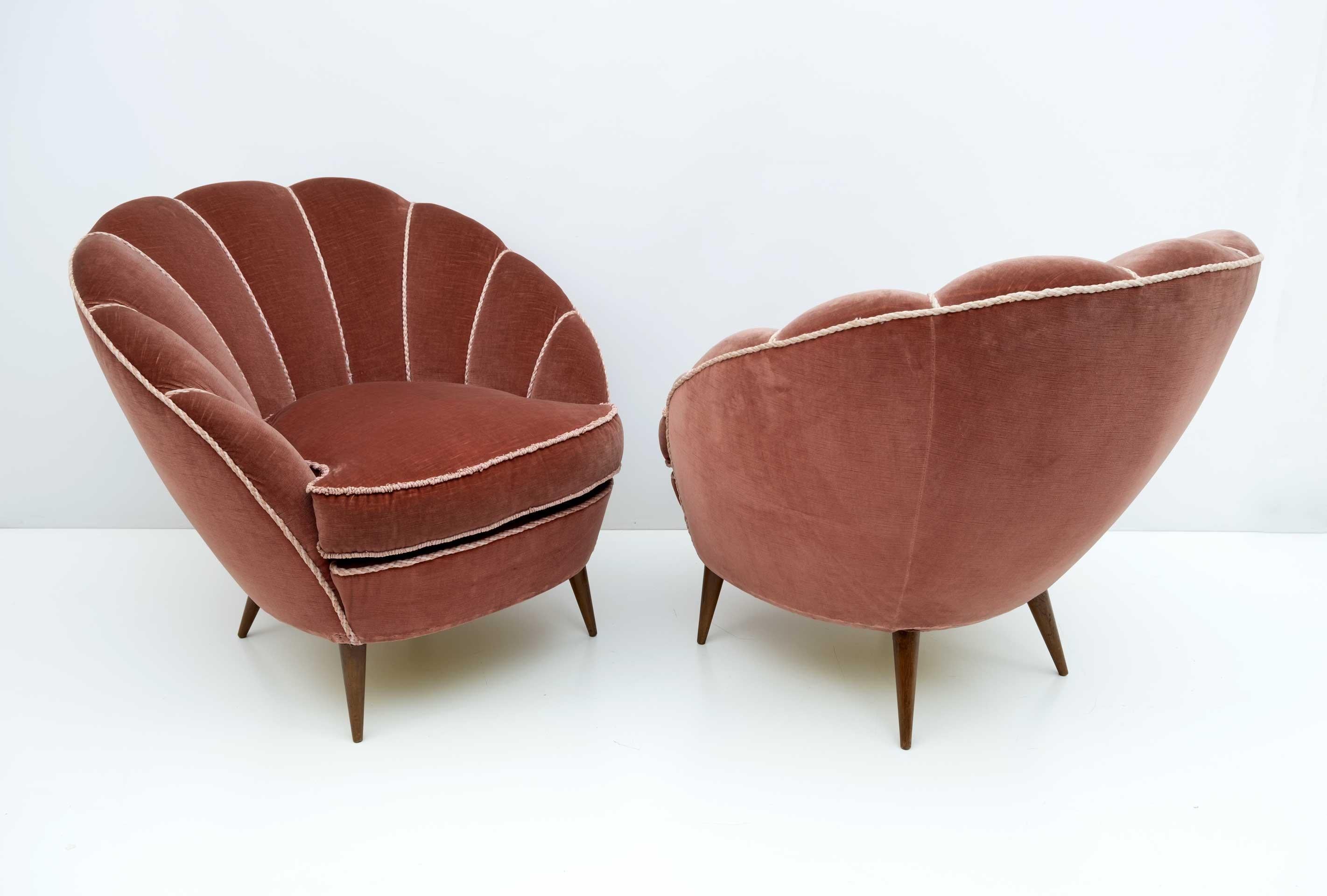 Paire de fauteuils modèle Margherita avec dossier large et confortable, pied en hêtre conique, tapisserie en bon état, coussins en duvet d'oie.
Le velours est d'origine de l'époque mais une nouvelle tapisserie est recommandée.
Conçu par Gio Ponti et