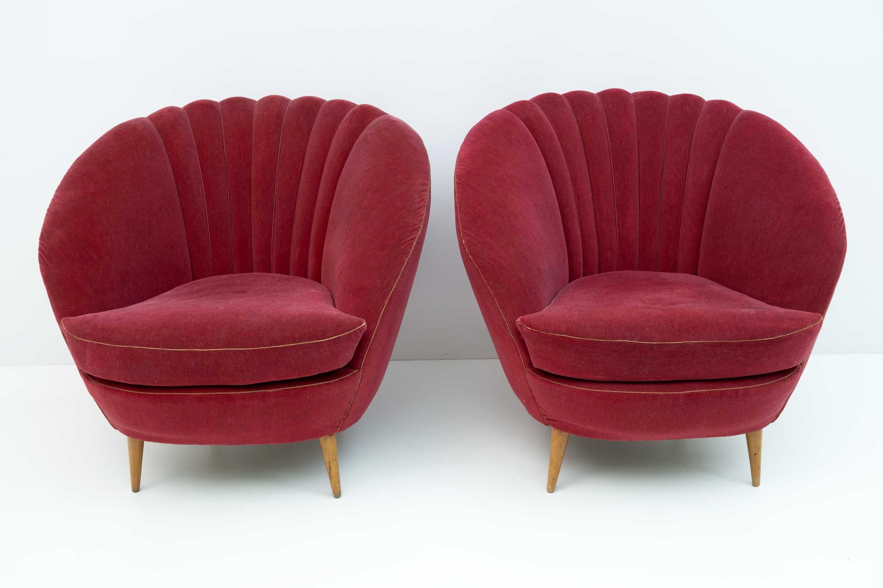 Margherita model armchair with wide and comfortable backrest, conical beech foot, upholstery in good condition, spring cushions.
The velvet is original from the period but a new upholstery is recommended.
Attributed Gio Ponti and produced by