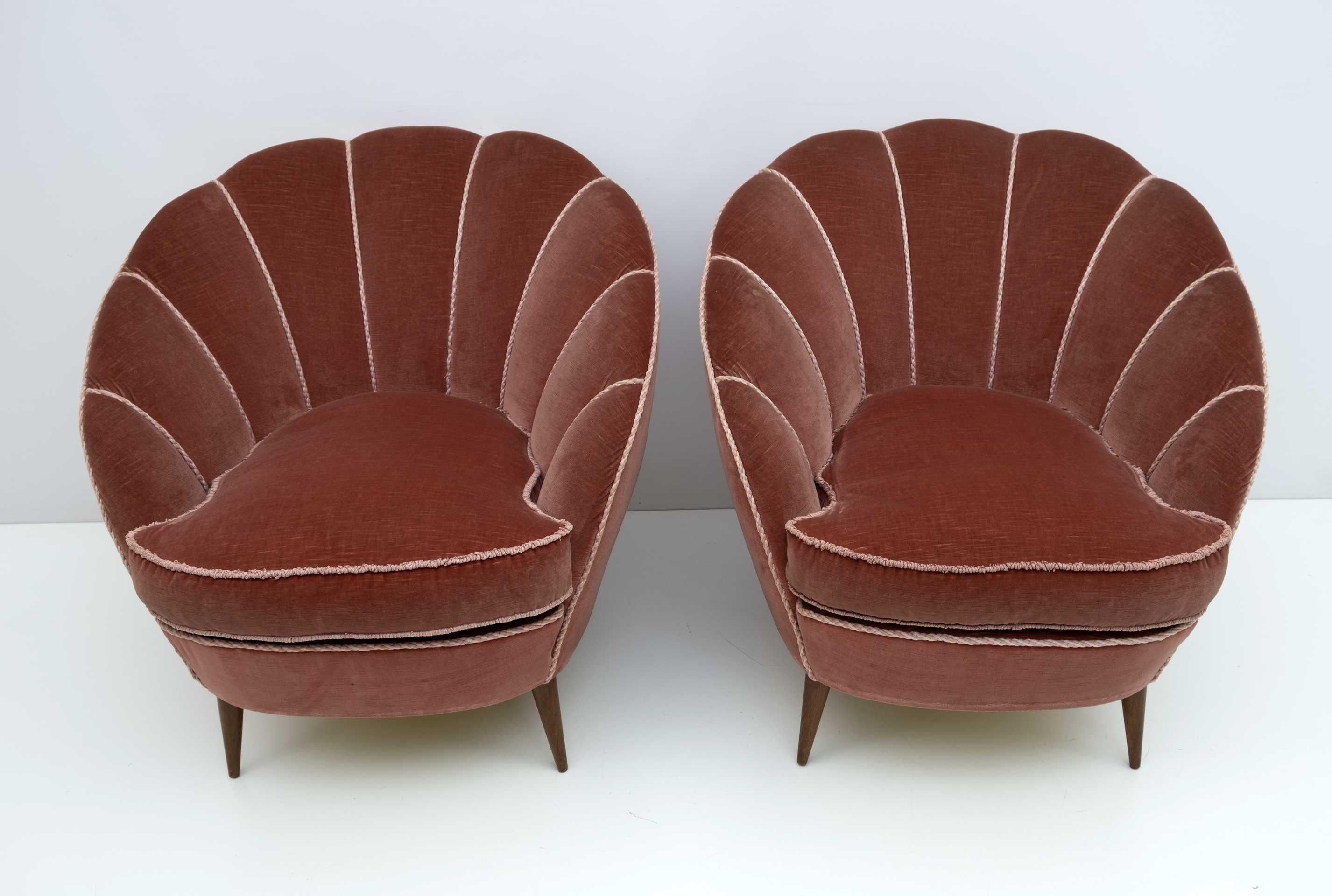 Velours Paire de fauteuils italiens de Gio Ponti de style mi-siècle moderne par ISA Bergamo, années 50 en vente