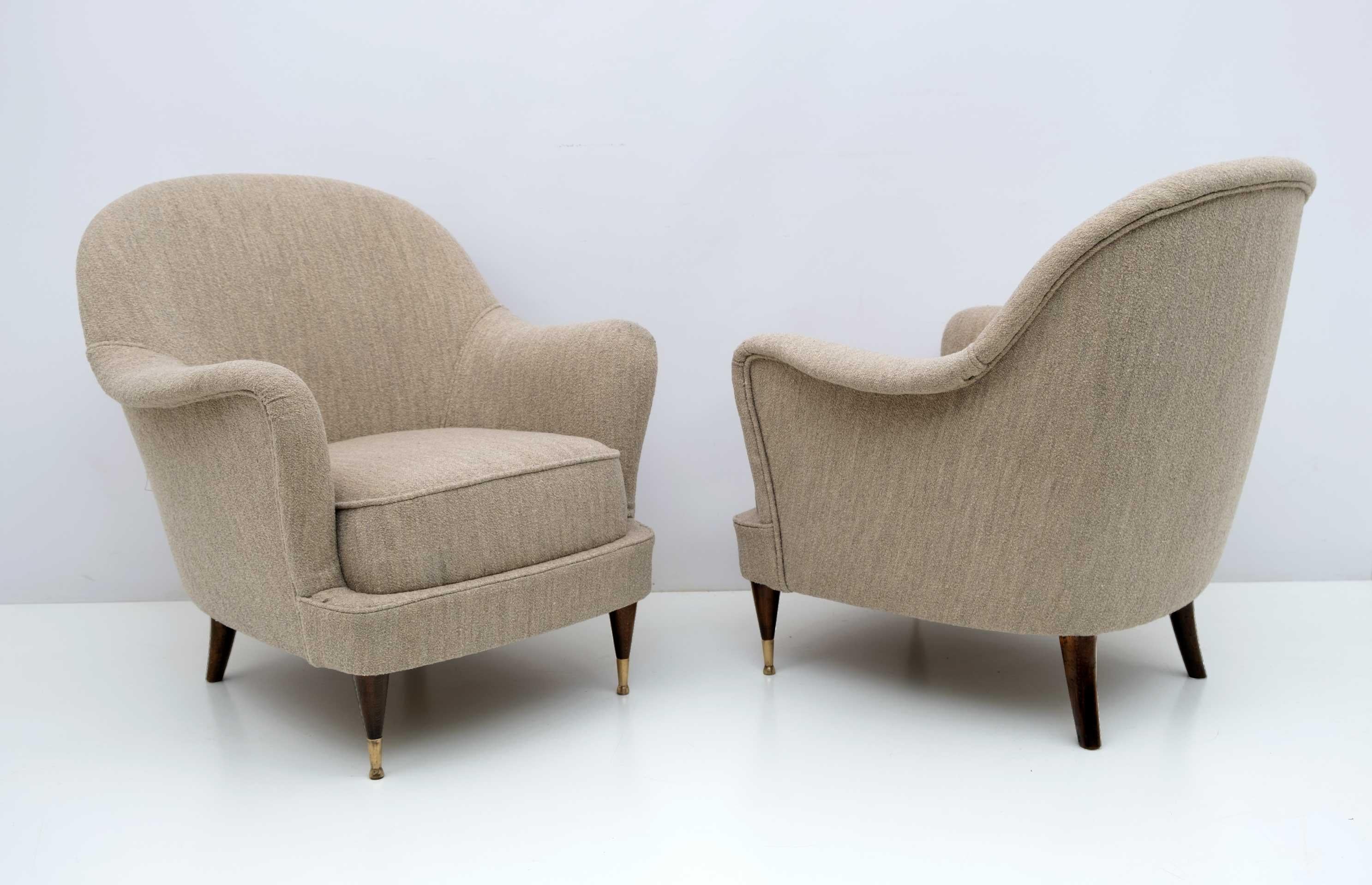 Pair of Italian collectible armchairs designed in the style of Gio Ponti for the Isa Bergamo manufacture in the late 1950s.
The armchairs have been restored and the upholstery has been redone in hemp-colored Boucle fabric.