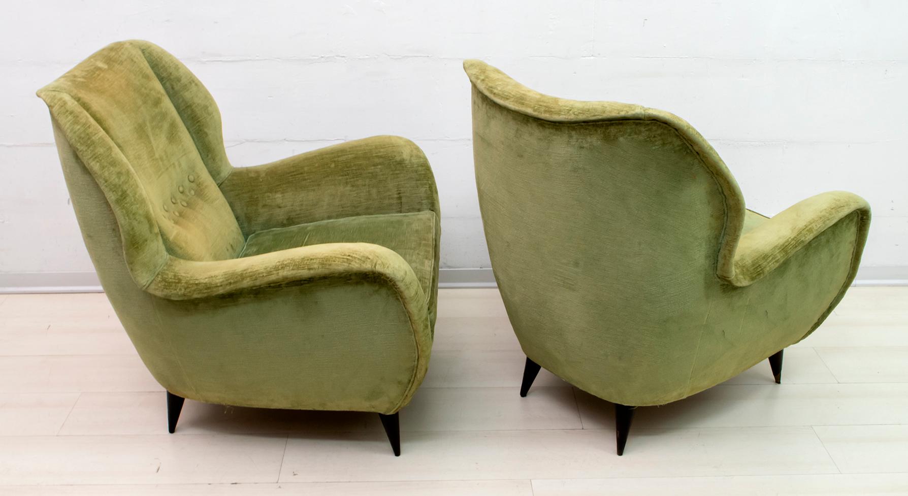 Elegant and splendid pair of Mid-Century Modern armchairs with high back by Gio Ponti, 1950 for Edizioni ISA, Bergamo. Carved profile, refined lines, sensual and deep comfort. The chairs have their original linen velvet covers.

  