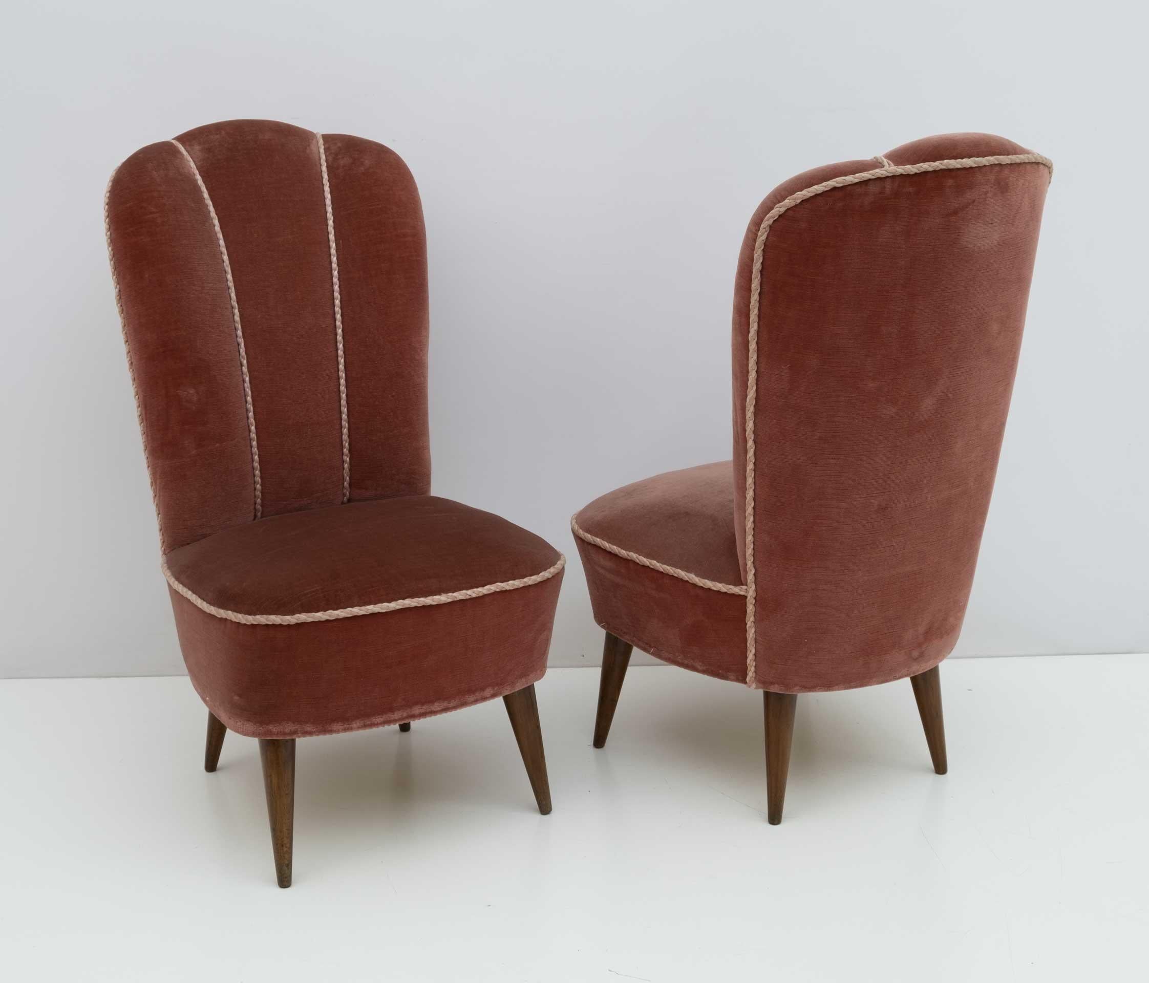 Pair of small Margherita model armchairs with high and comfortable backrest, conical beech foot, upholstery in good condition.
The velvet is original from the period but a new upholstery is recommended.
Attributed by Gio Ponti and produced by