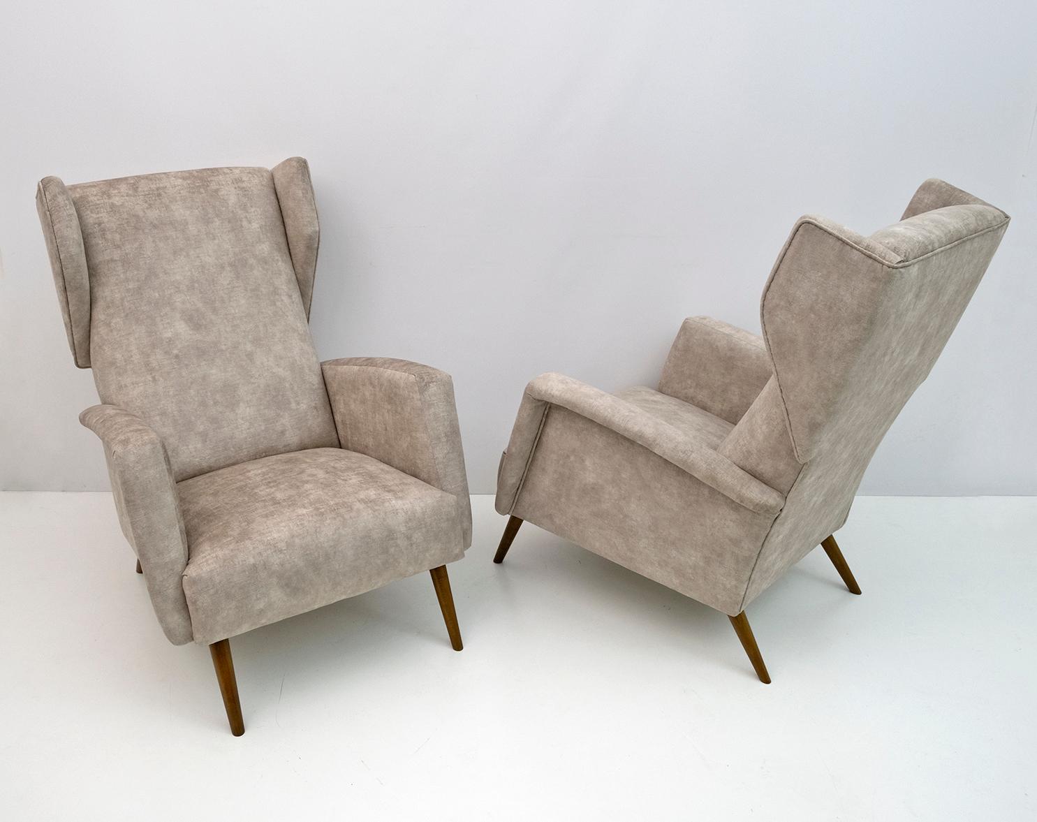 Pair of bergère armchairs, Alata Mod. 820 armchairs, designed by Gio Ponti for the Royal Hotel in Naples and produced by Cassina, Italy, 1950. Completely restored and recently upholstered in vintage ivory velvet.