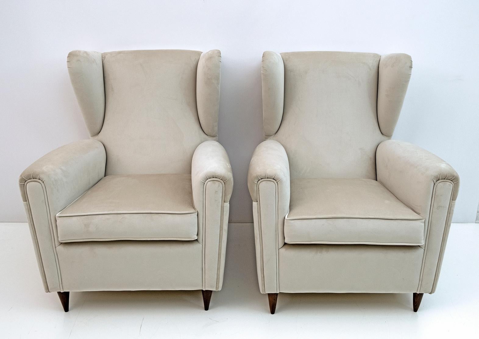 Élégante et splendide paire de fauteuils bergères modernes du milieu du siècle, attribuée à Gio Ponti, 1950 pour ISA Editions, Bergame. Les fauteuils sont recouverts d'un nouveau velours ivoire clair.