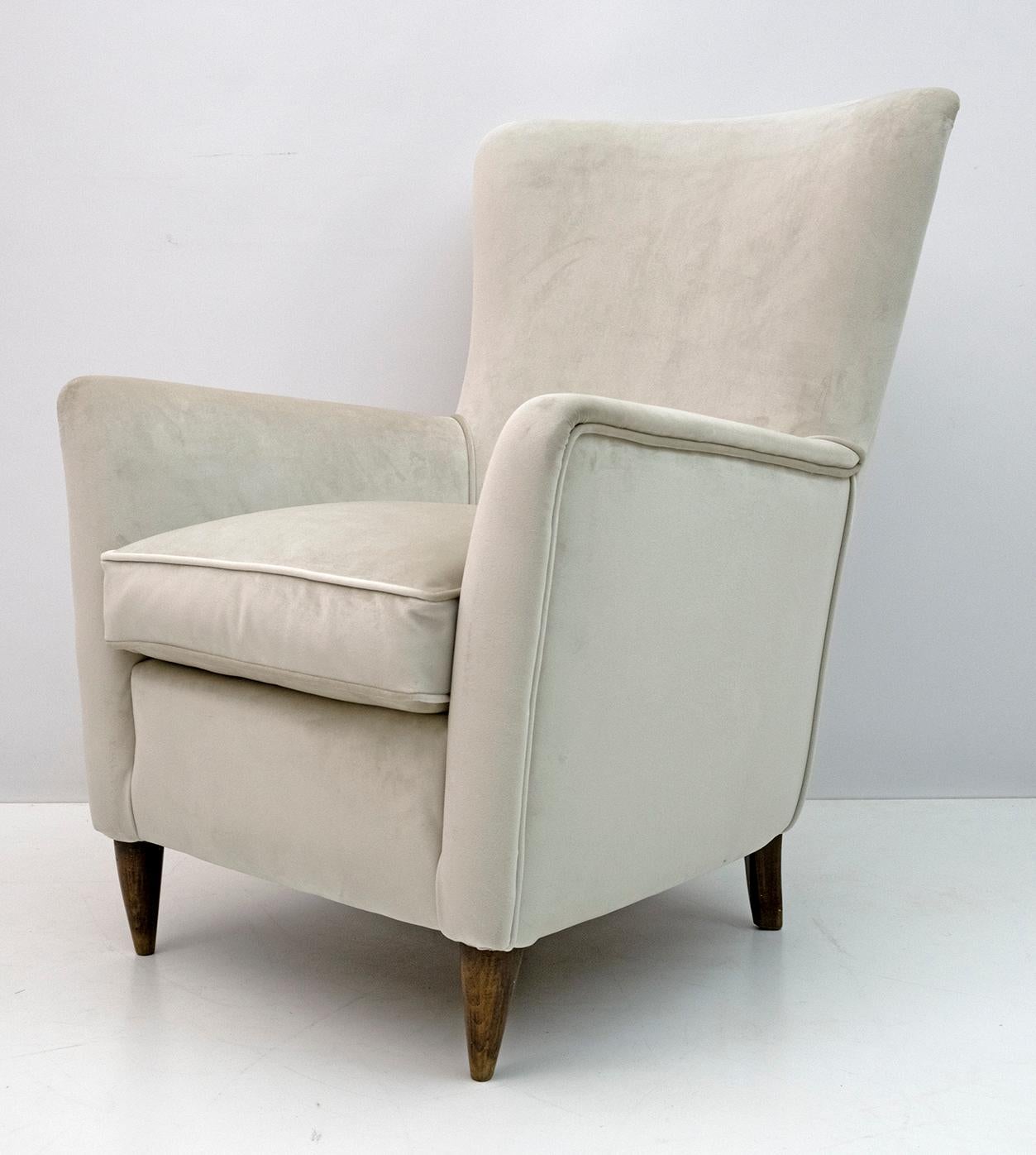 Elegant and splendid Mid-Century Modern armchair, attributed to Gio Ponti, 1950 for Edizioni ISA, Bergamo. The armchair has been restored and has a new light ivory velvet upholstery.