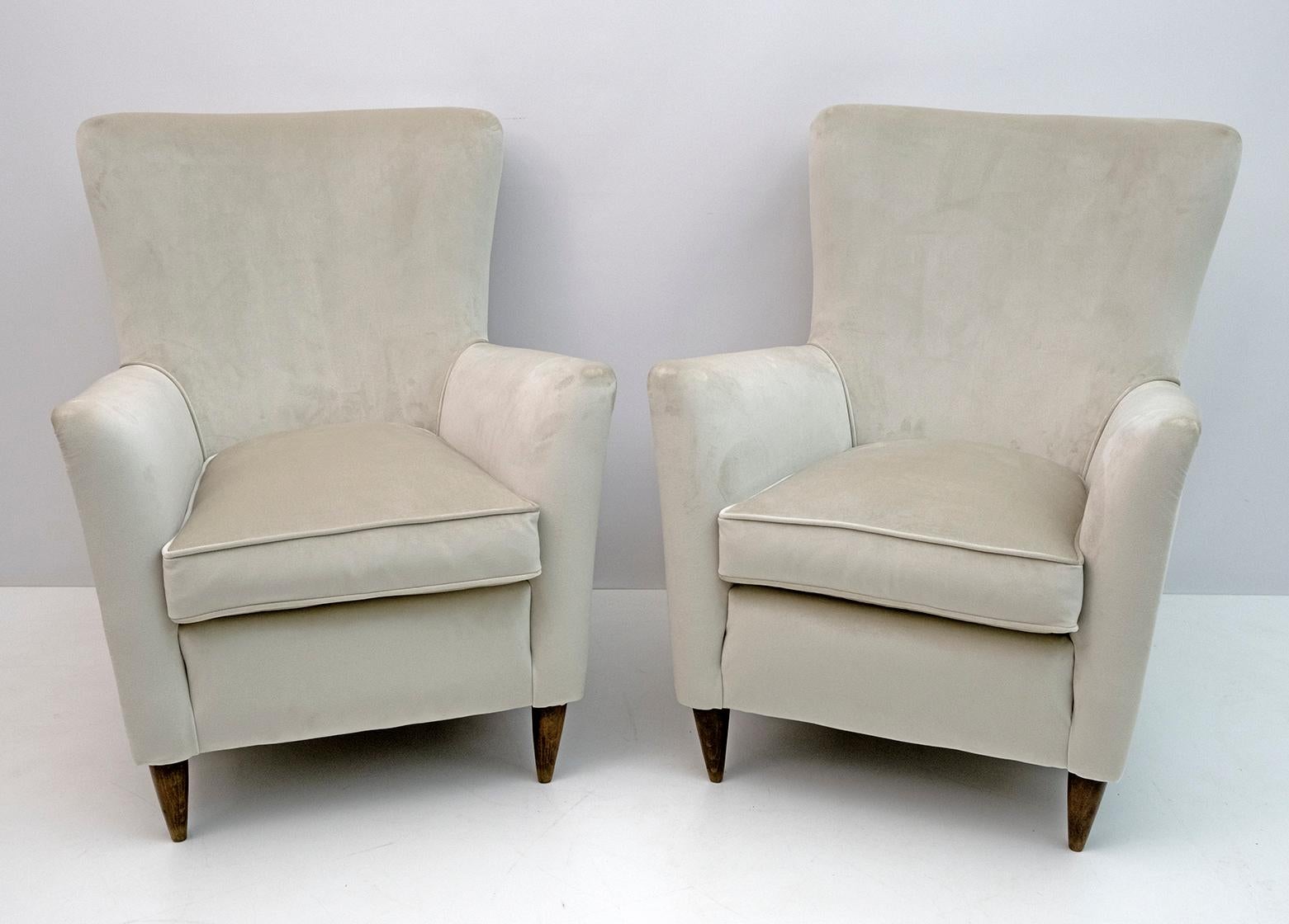 Elegant and splendid pair of Mid-Century Modern armchairs, attributed to Gio Ponti, 1950 for ISA Editions, Bergamo. The armchairs have a new light ivory velvet upholstery.