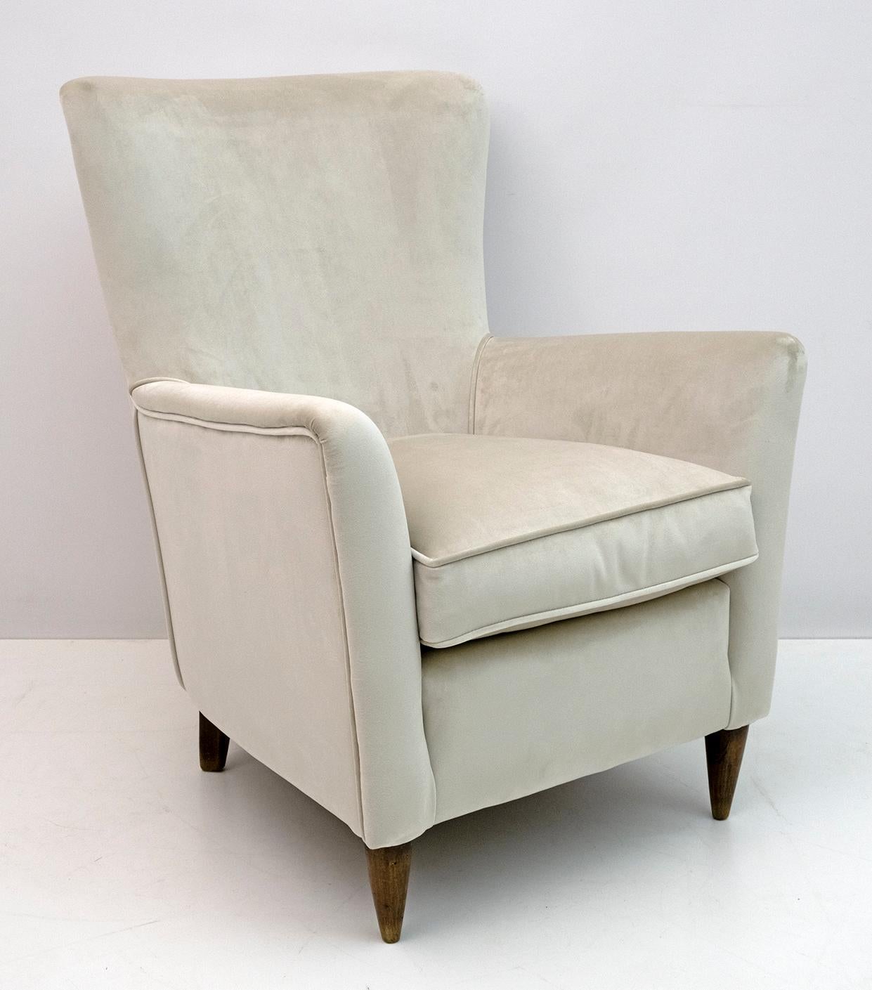 Elegant and splendid pair of Mid-Century Modern armchairs, attributed to Gio Ponti, 1950 for ISA Editions, Bergamo. The armchairs have a new light ivory velvet upholstery.
