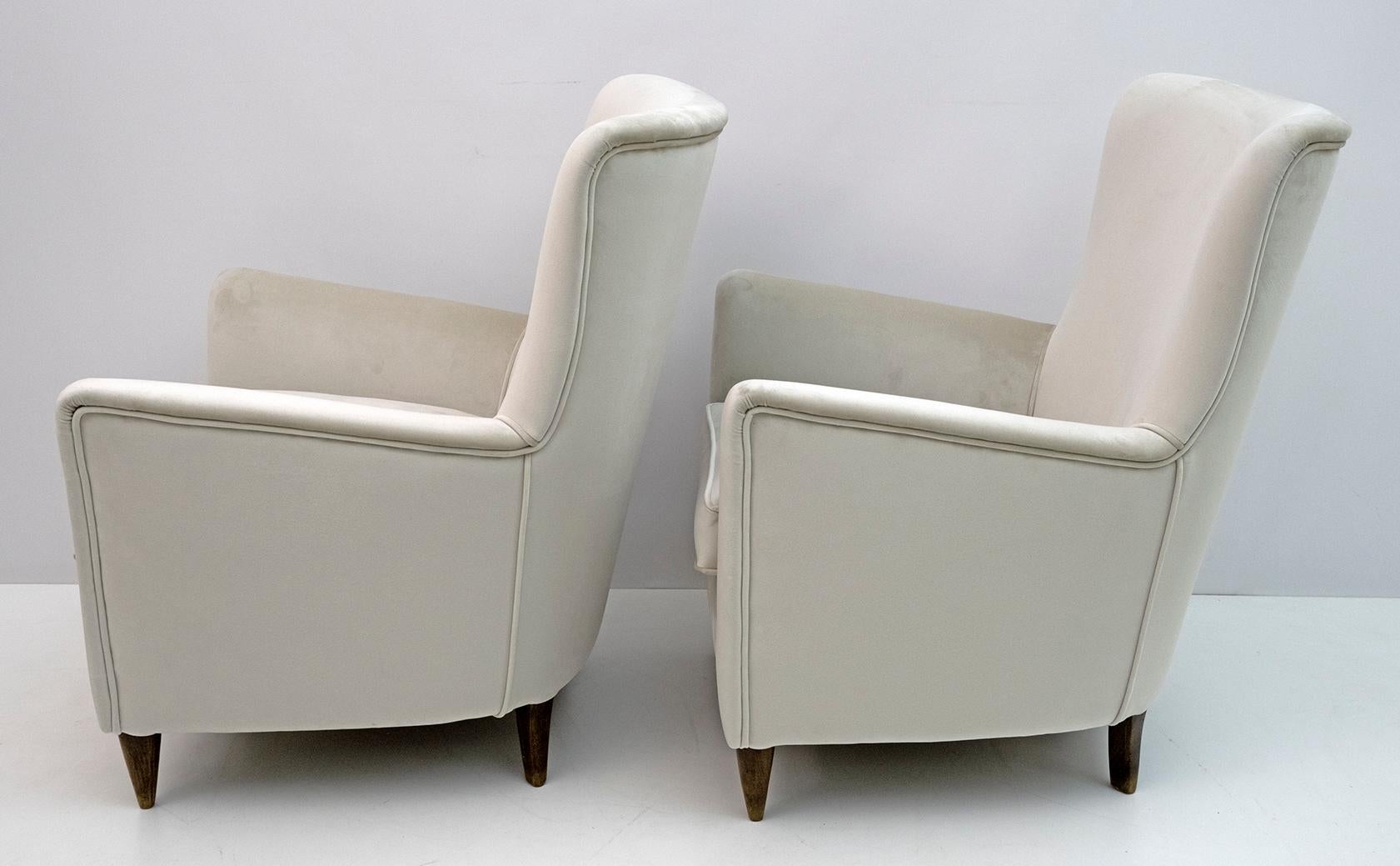 Mid-20th Century Pair of Gio Ponti Style Mid-Century Modern Italian Velvet Armchairs for Isa, 50s For Sale
