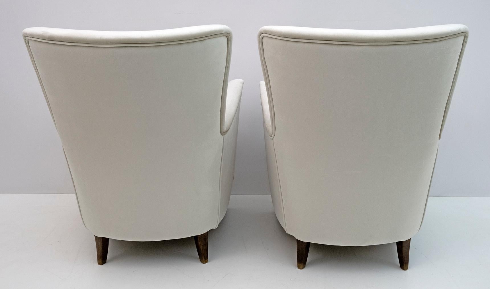 Pair of Gio Ponti Style Mid-Century Modern Italian Velvet Armchairs for Isa, 50s For Sale 1