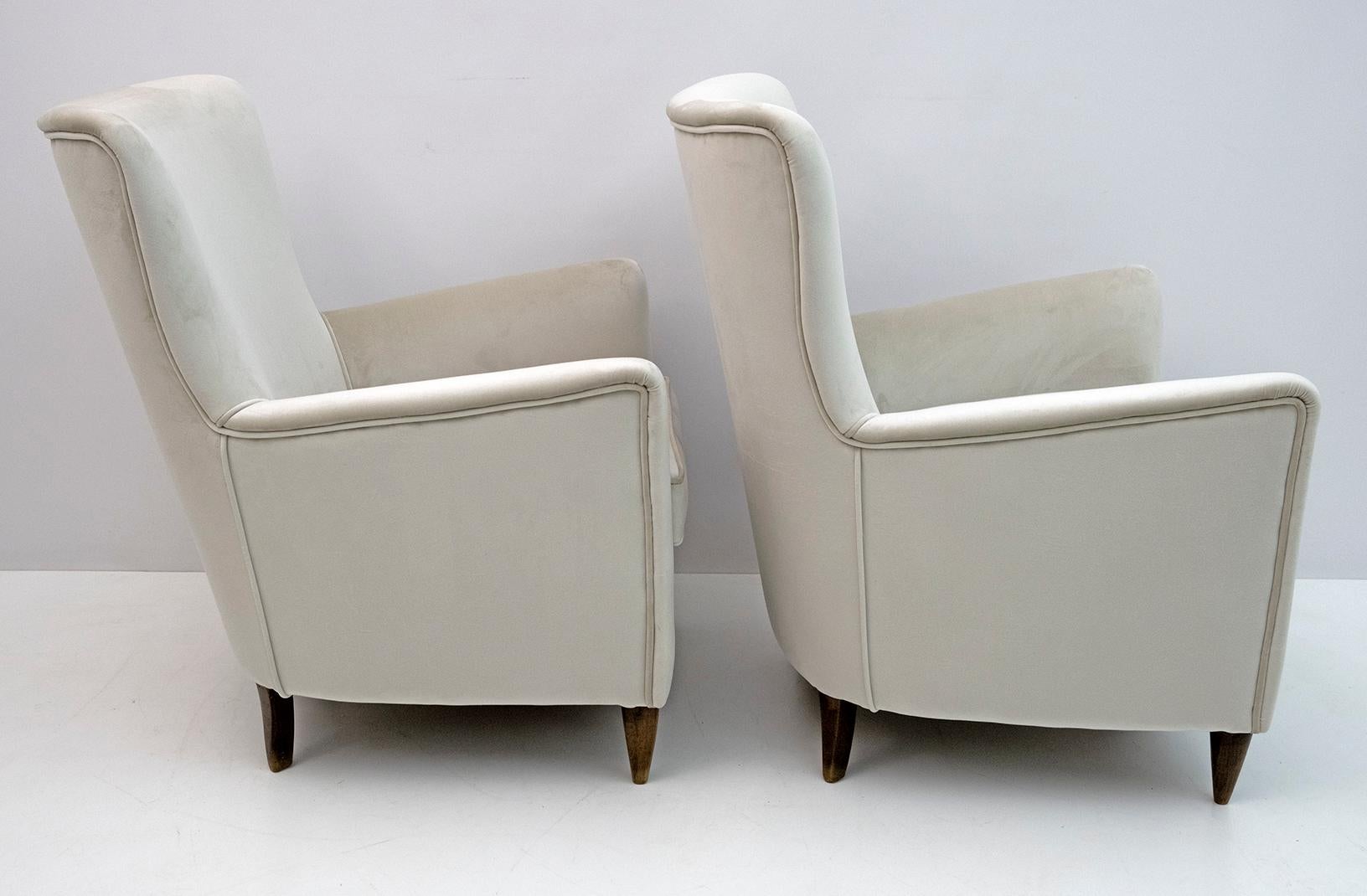 Pair of Gio Ponti Style Mid-Century Modern Italian Velvet Armchairs for Isa, 50s For Sale 2