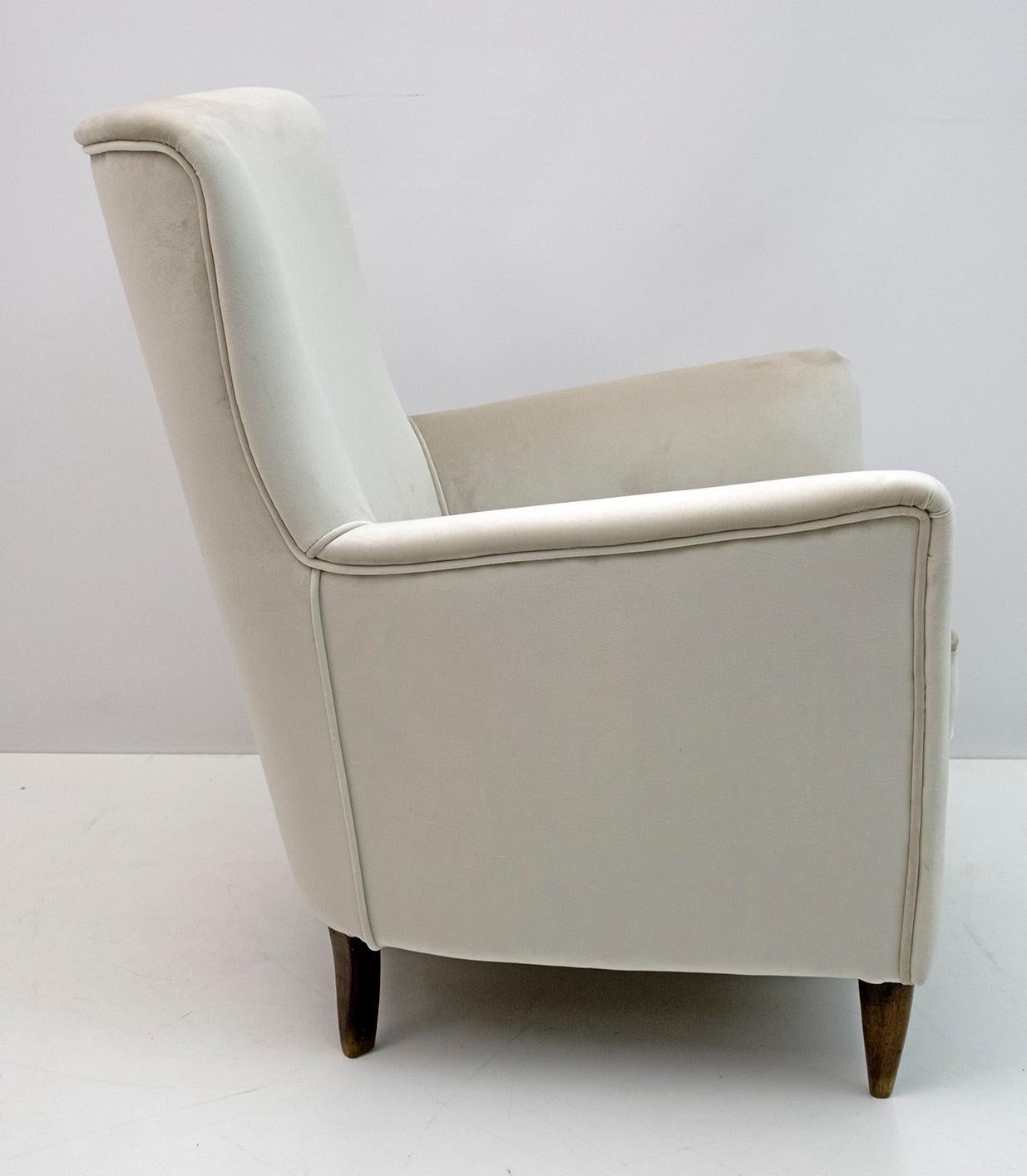 Pair of Gio Ponti Style Mid-Century Modern Italian Velvet Armchairs for Isa, 50s For Sale 3
