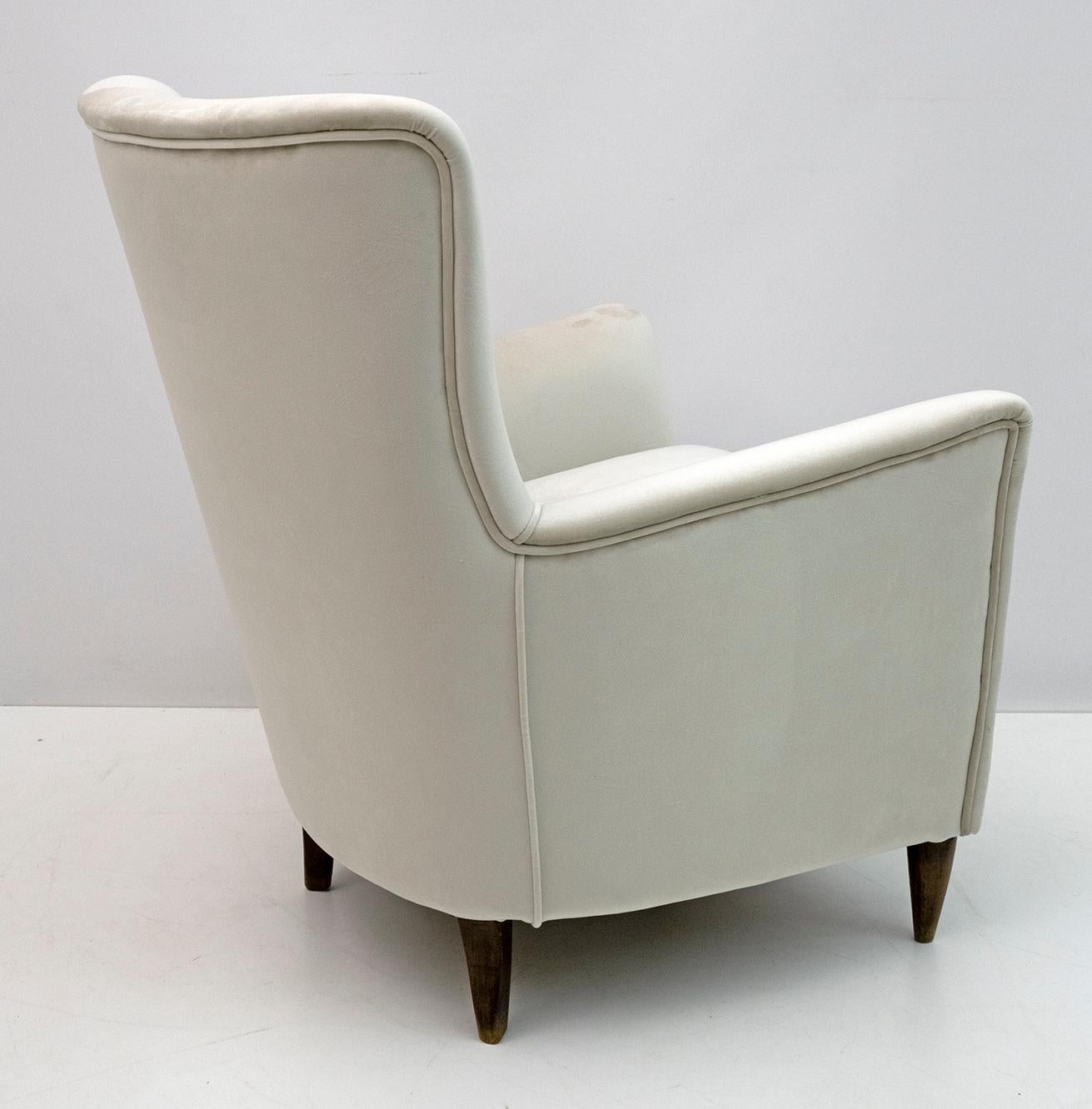 Pair of Gio Ponti Style Mid-Century Modern Italian Velvet Armchairs for Isa, 50s For Sale 4