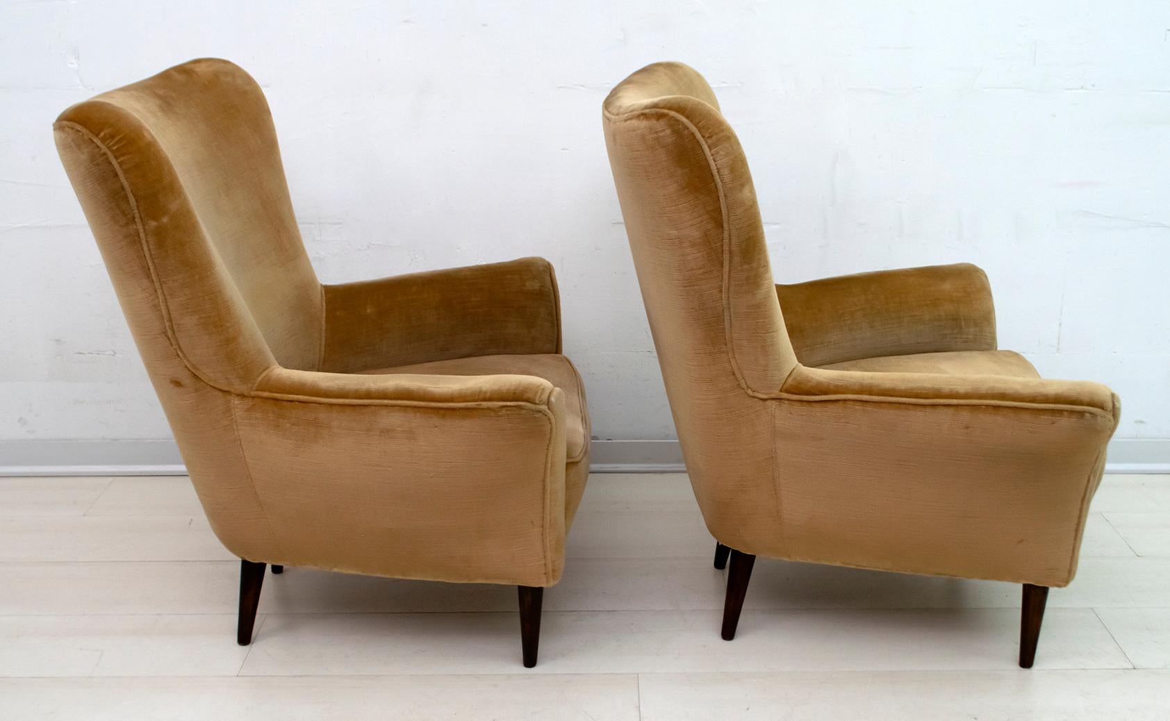 Pair of Gio Ponti Mid-Century Modern Italian Velvet Small Armchairs for ISA In Good Condition In Puglia, Puglia