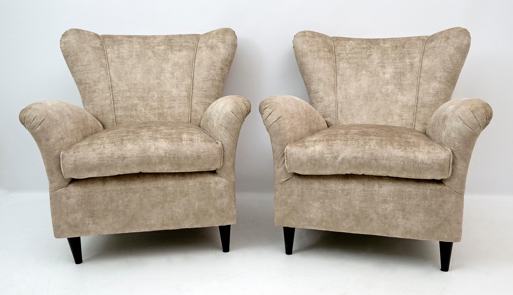 Élégante et splendide paire de fauteuils modernes du milieu du siècle, attribuée à Gio Ponti, 1950 pour ISA Editions, Bergame. Profil sculpté, lignes raffinées, confort sensuel et profond. Les chaises sont recouvertes d'un nouveau velours à effet