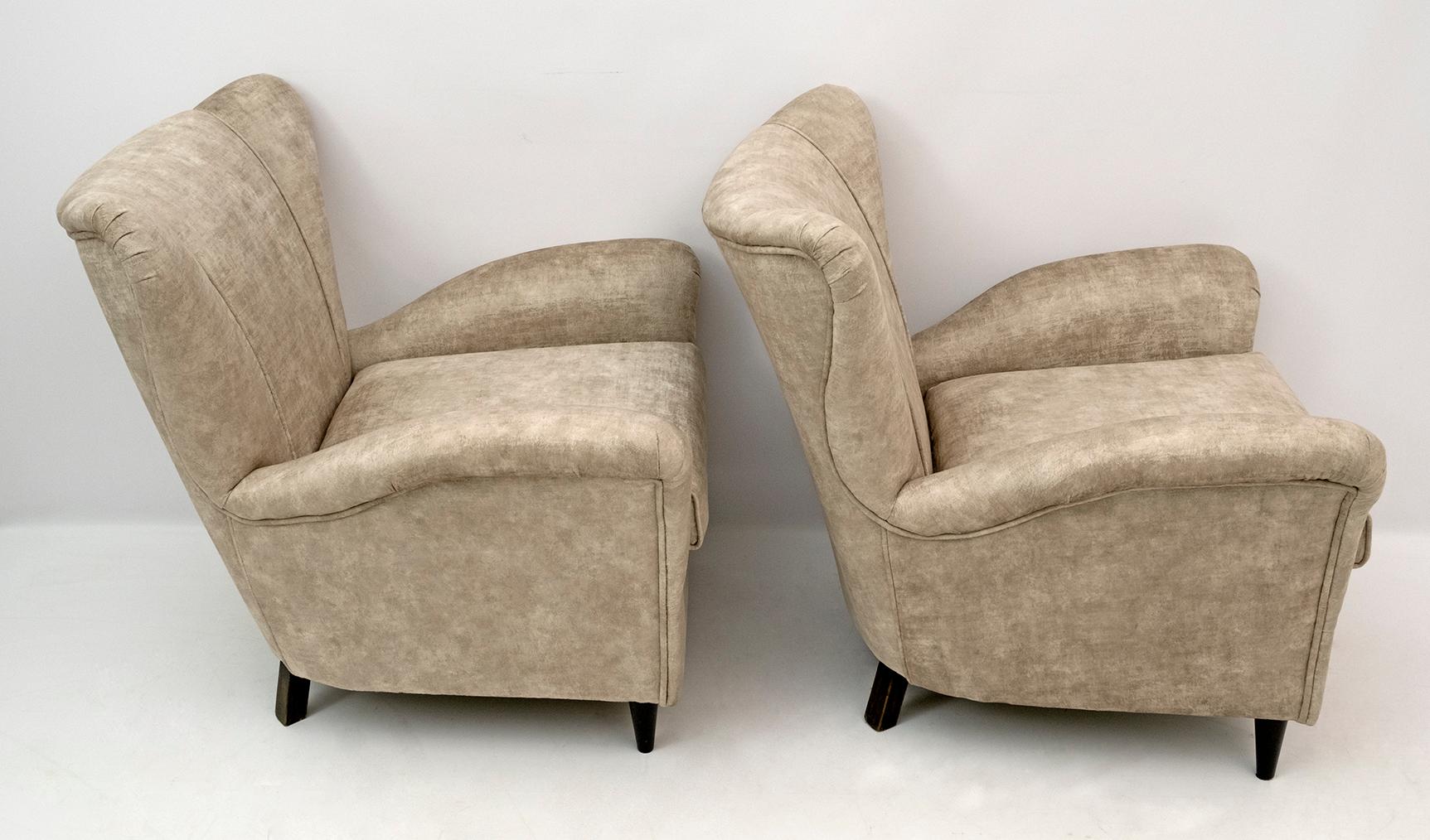Attributed Gio Ponti Mid-Century Modern Italian Velvet Armchairs for ISA, Pair For Sale 2