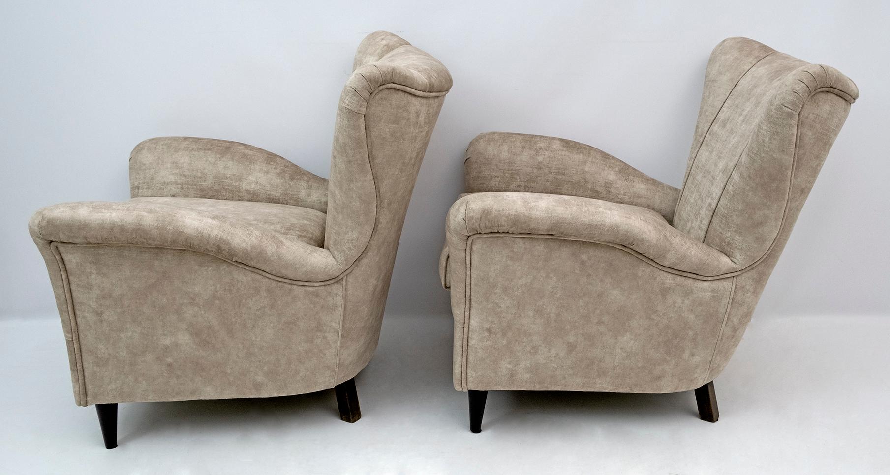 Attributed Gio Ponti Mid-Century Modern Italian Velvet Armchairs for ISA, Pair For Sale 4