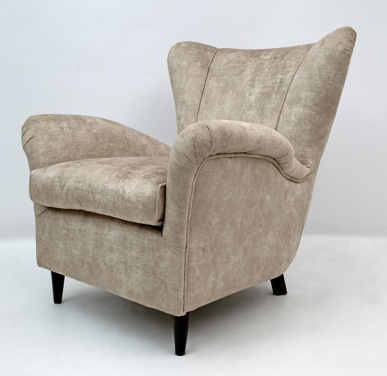 Attributed Gio Ponti Mid-Century Modern Italian Velvet Armchairs for ISA, Pair For Sale 5