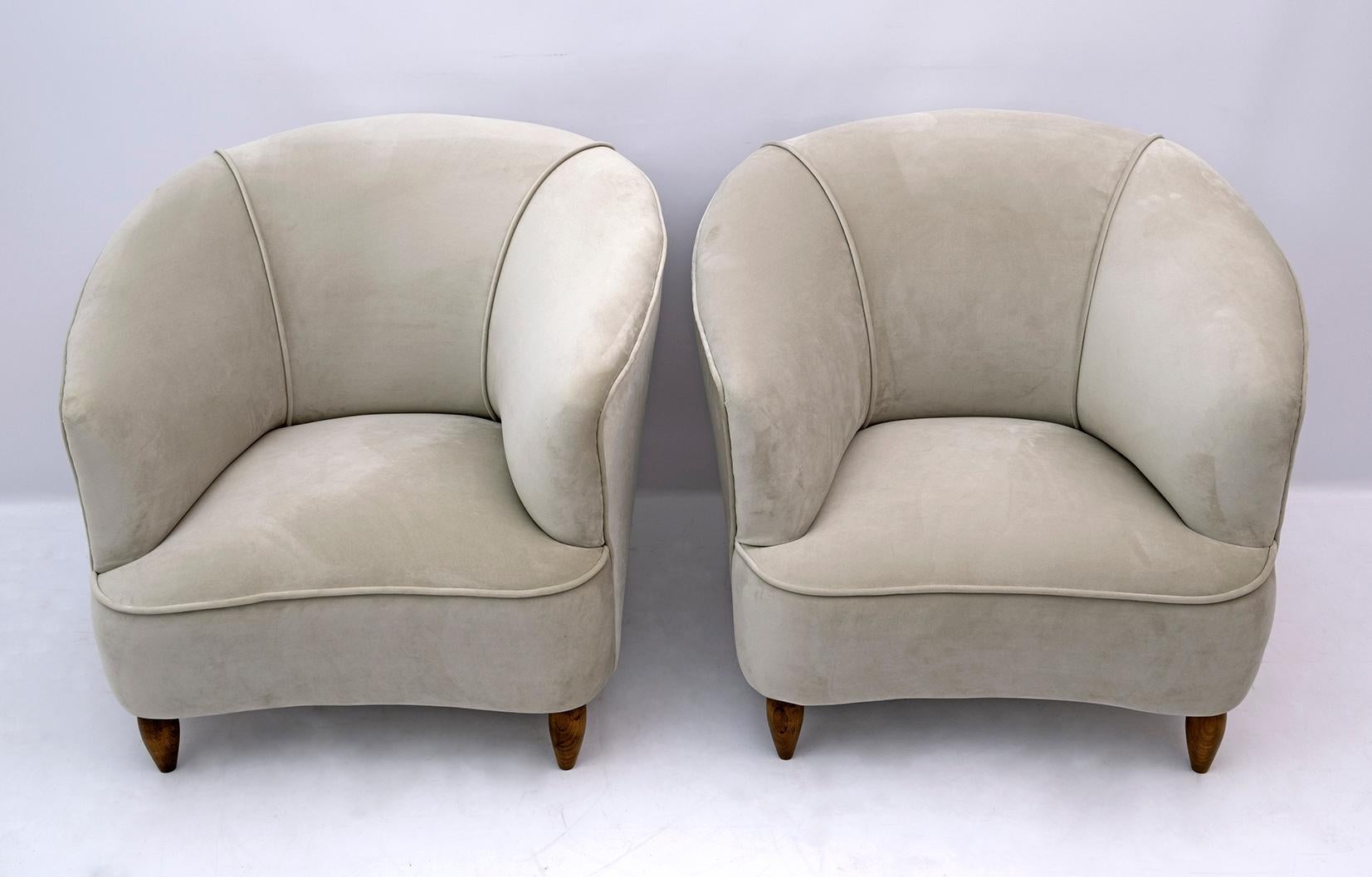 Pair of armchairs attributed Gio Ponti and produced by Casa e Giardino in 1936.
The armchairs have been restored and upholstered in velvet.
