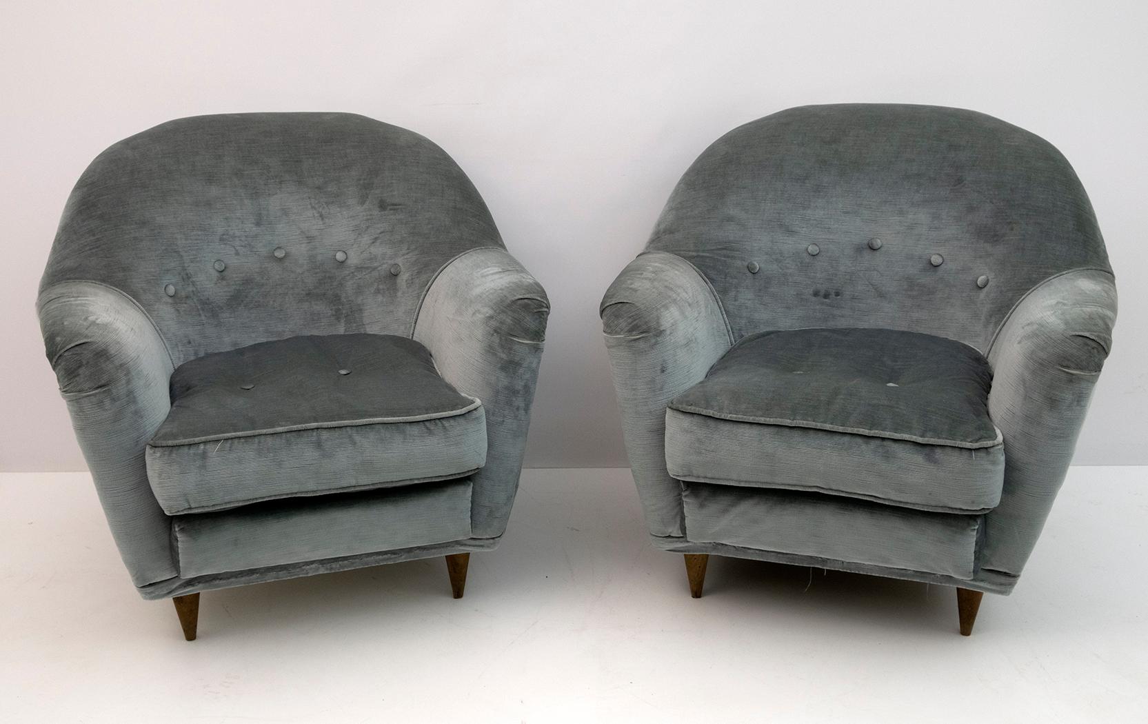 Rare pair of Gio Ponti curved armchairs for Home and Garden from the 1950s.
The armchairs were reupholstered more than twenty years ago, but the velvet is worn and I recommend a new upholstery.

Sofa also available.
The sofa measures cm:
H 84 x