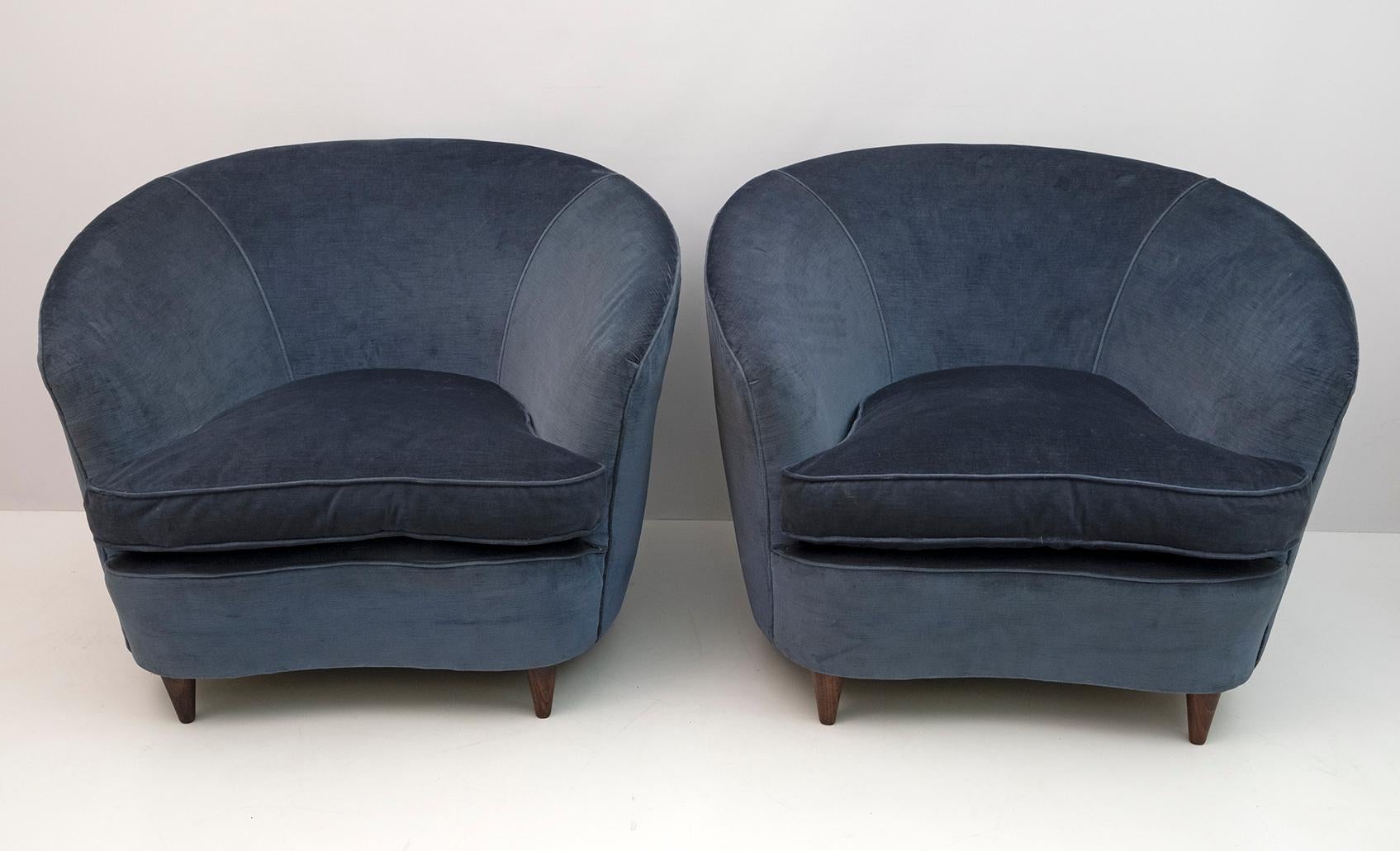 Rare pair of Gio Ponti curved armchairs for Home and Garden from the 1950s.
The armchairs were reupholstered more than twenty years ago, but the velvet is worn and I recommend a new upholstery.

Sofa also available.
The sofa measures cm:
H 76 x