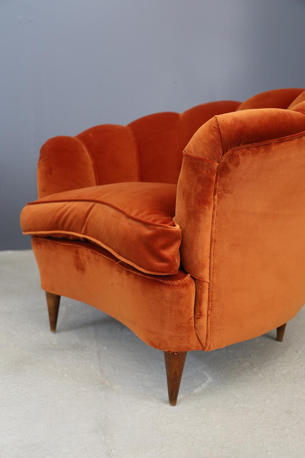 Pair of Gio Ponti shell armchairs Italian, 1940. Wonderful pair of armchairs in the shape of a shell totally restored in dark orange velvet. Wonderful pair of 1940s armchairs completely restored in orange velvet/cooked earth. The armchairs are