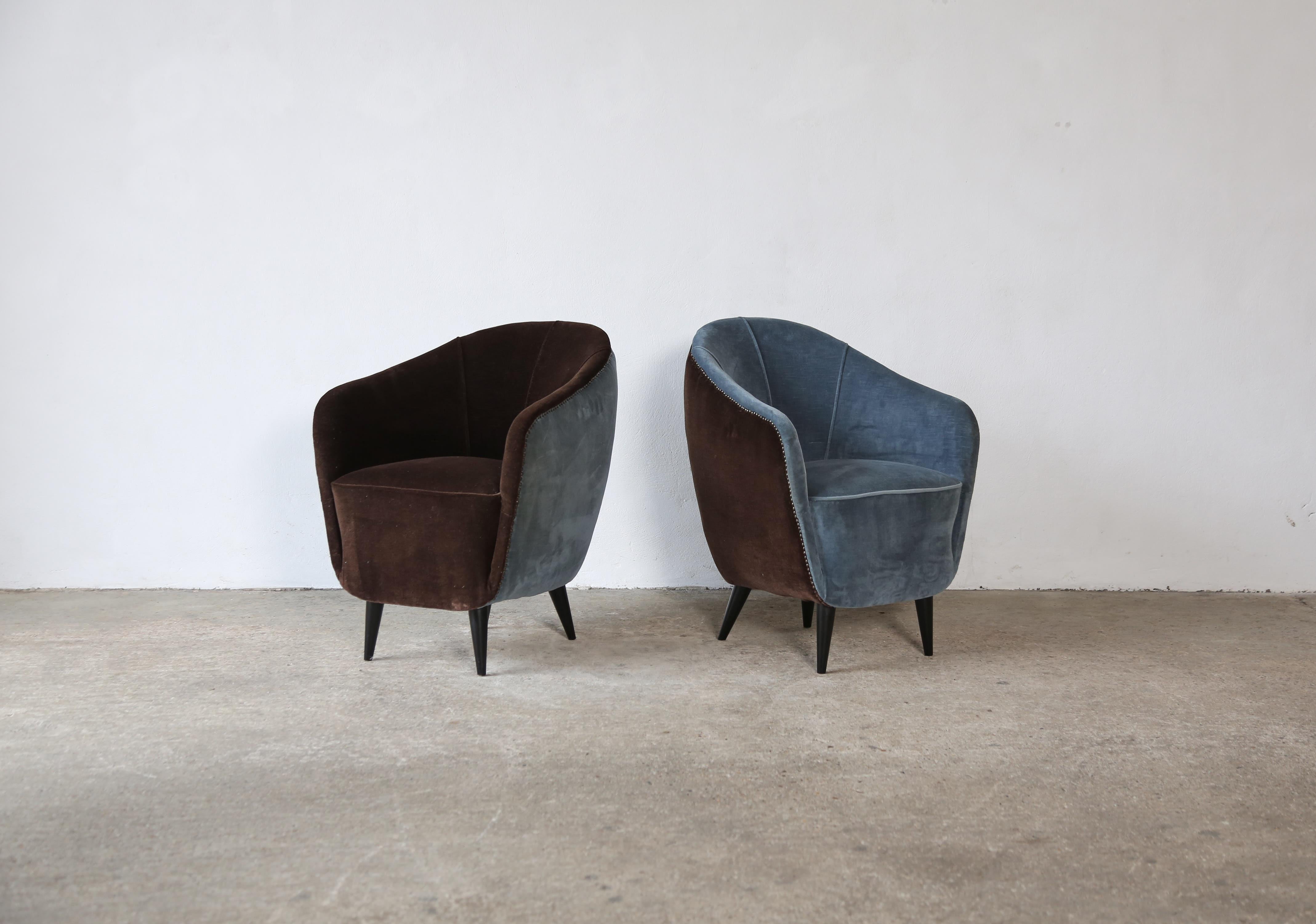 Ein Paar von Gio Ponti  Stühle aus zweifarbigem Samt, Italien, 1960er Jahre. Der Stoff weist nur geringe Gebrauchs- und Abnutzungsspuren auf, so dass die Stühle so verwendet werden können, wie sie sind, aber auch zum Aufarbeiten geeignet sind. 