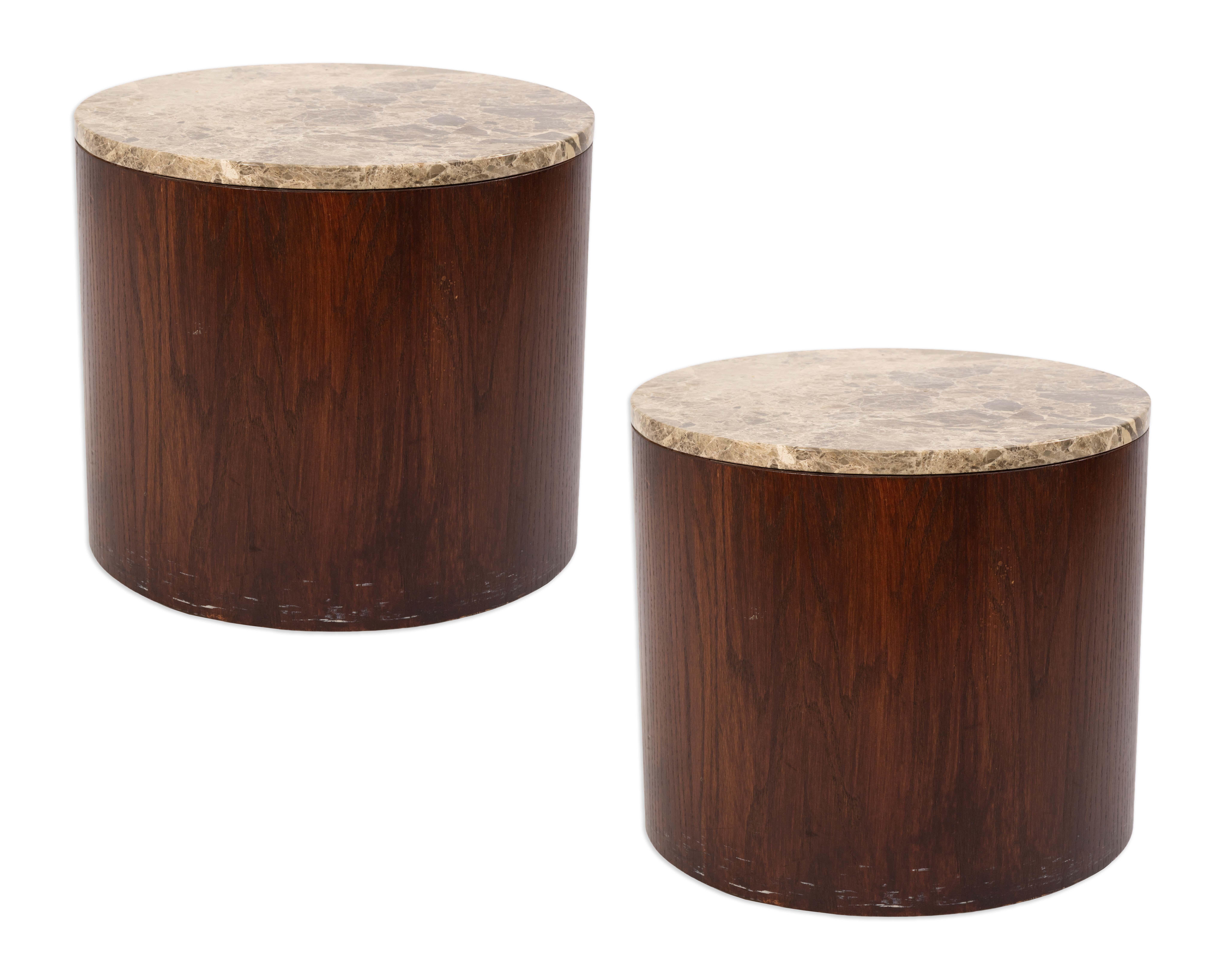 Questa coppia di tavolini a forma di barile nello stile di Gio Ponti è caratterizzata da una sorprendente combinazione di basi in legno riccamente venato e piani in granito liscio. Il design cilindrico mette in risalto un'estetica modernista e offre