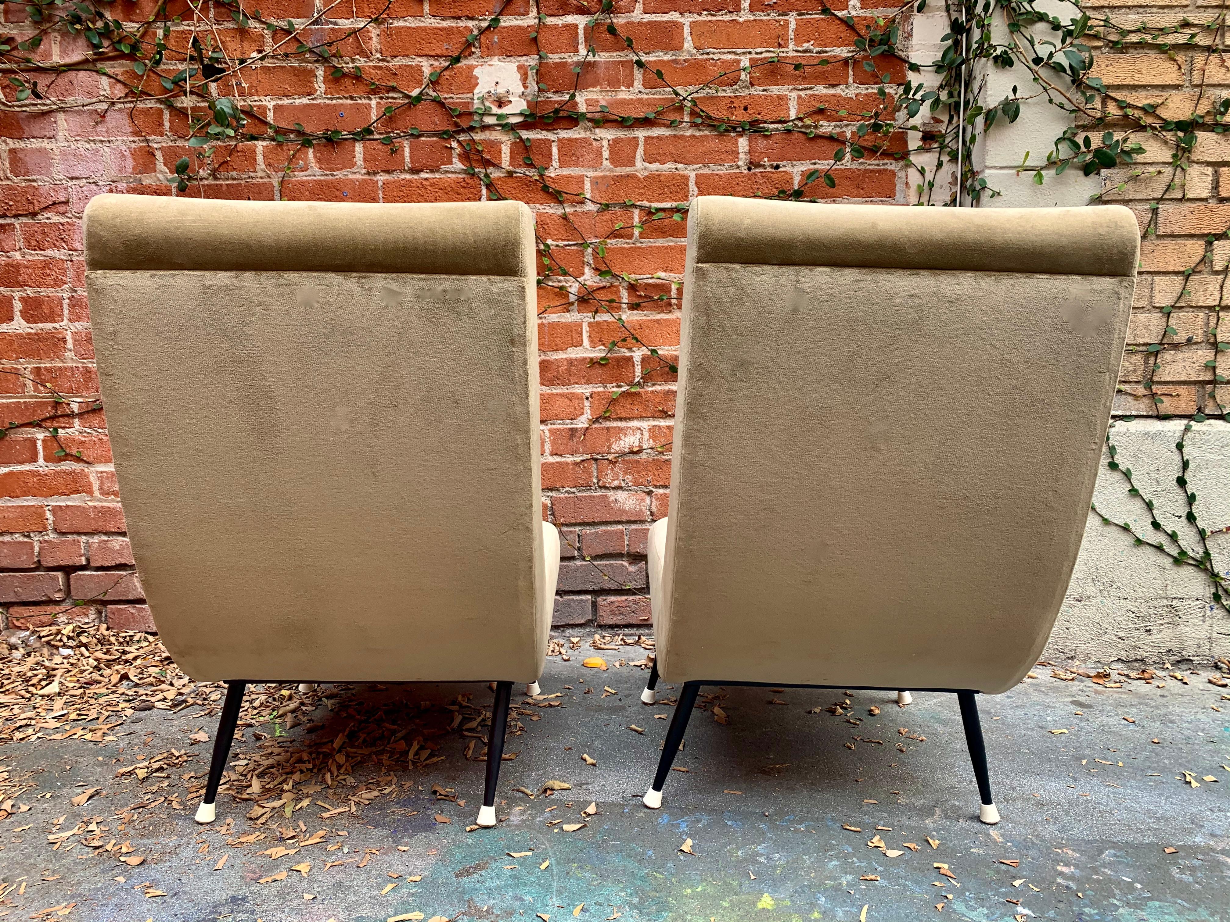 Mid-Century Modern Paire de chaises italiennes matelassées de style Gio Ponti en velours taupe en vente