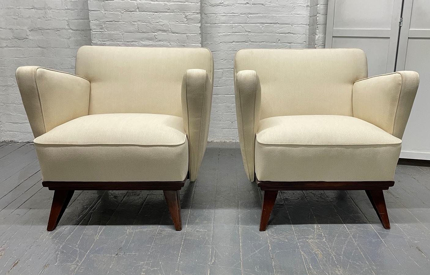 Mid-Century Modern Pair of Gio Ponti Style Lounge Chairs For Sale