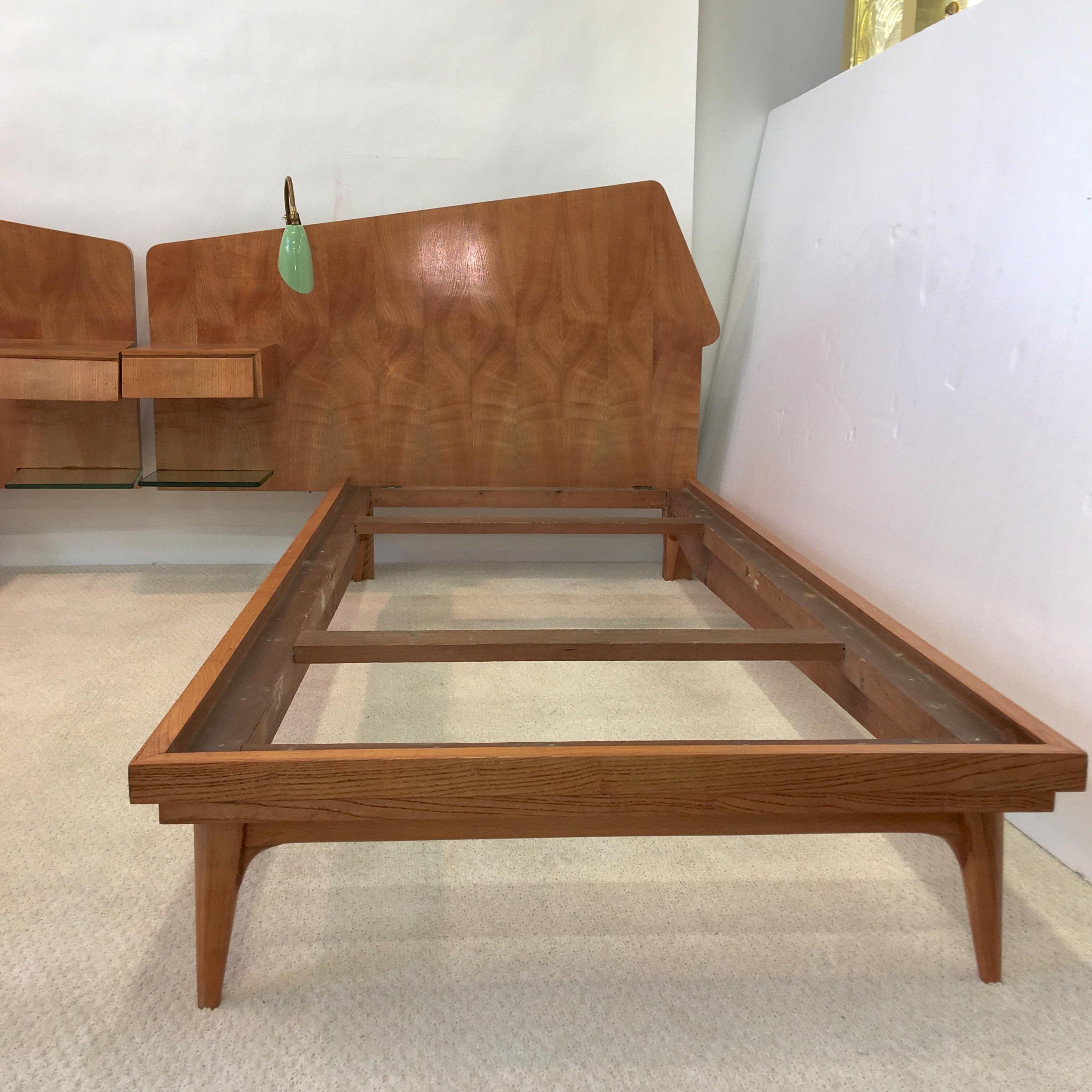 Pair of Gio Ponti Style Twin Beds In Good Condition In Hanover, MA