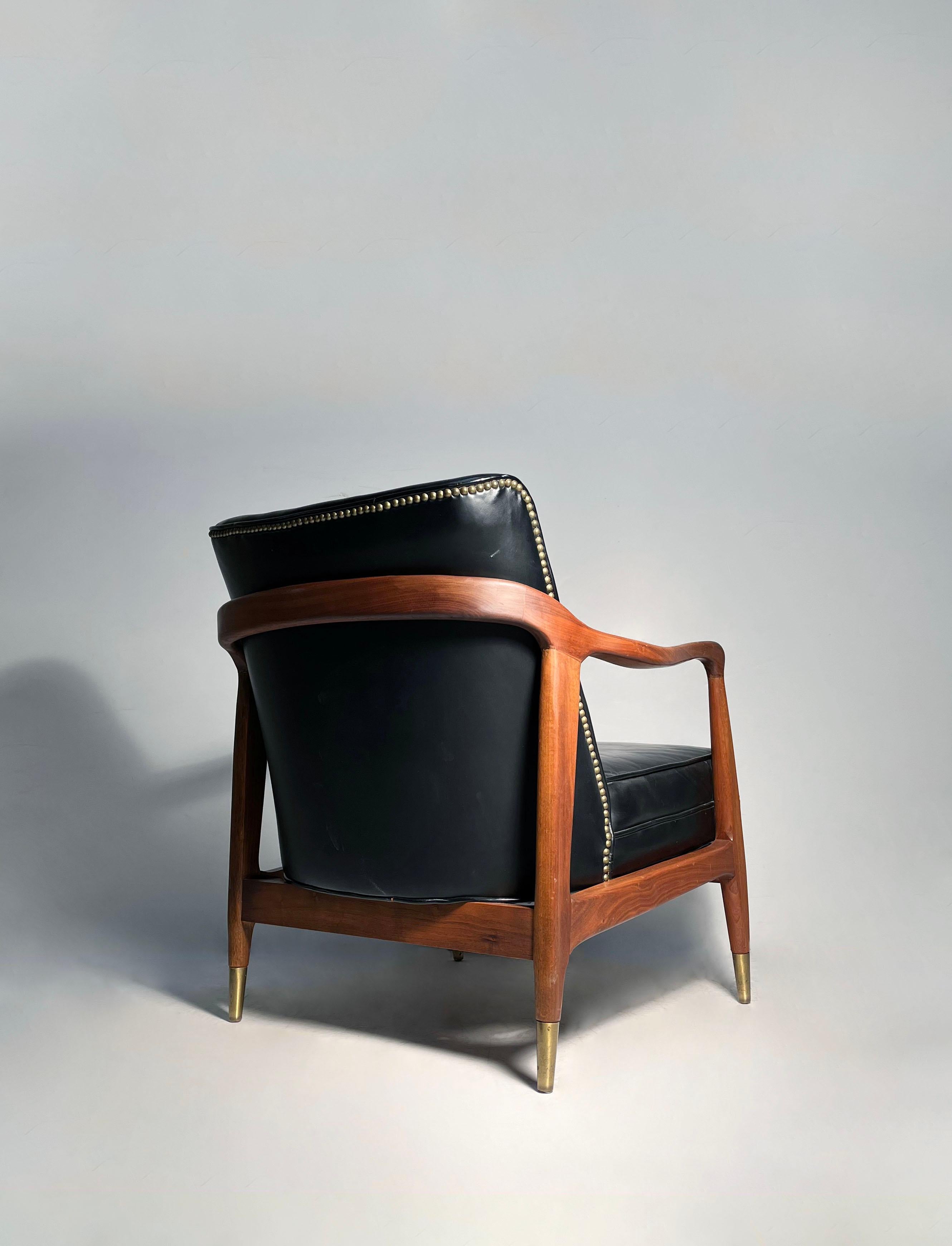 Mid-Century Modern Pair of Gio Ponti Style Vintage Walnut Lounge Chairs / Danish Modern Style For Sale