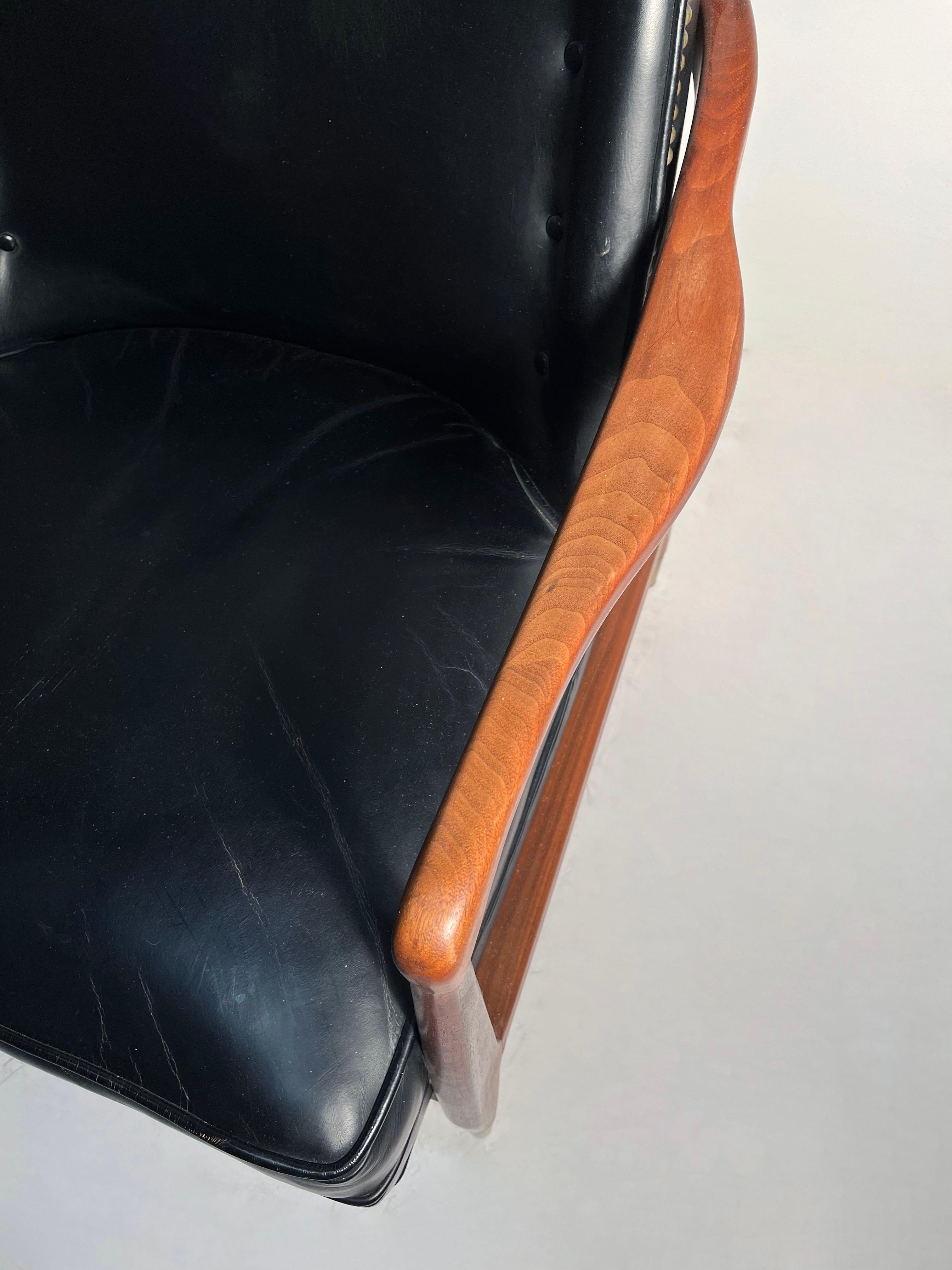 Pair of Gio Ponti Style Vintage Walnut Lounge Chairs / Danish Modern Style In Good Condition For Sale In Chicago, IL
