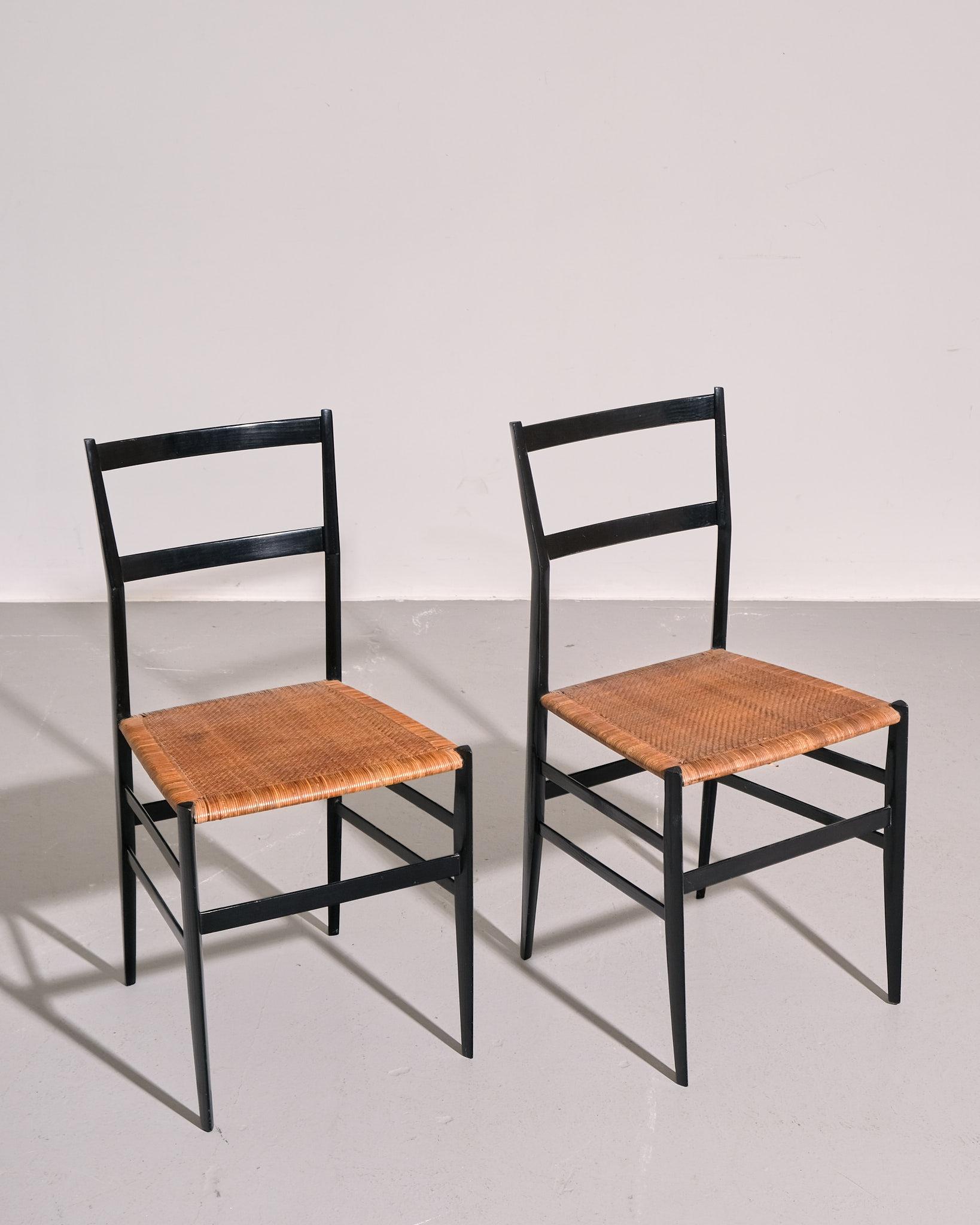 Paar Gio Ponti 'Superleggera' Esszimmerstühle Hergestellt in Italien um 1950 (Moderne der Mitte des Jahrhunderts) im Angebot