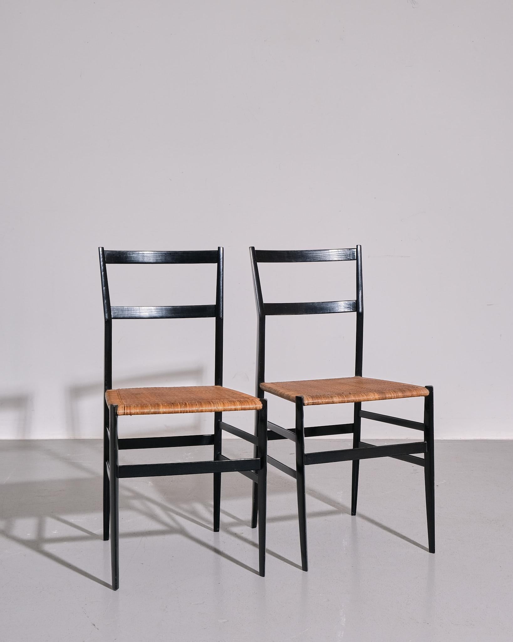 Paar Gio Ponti 'Superleggera' Esszimmerstühle Hergestellt in Italien um 1950 (Handgeknüpft) im Angebot