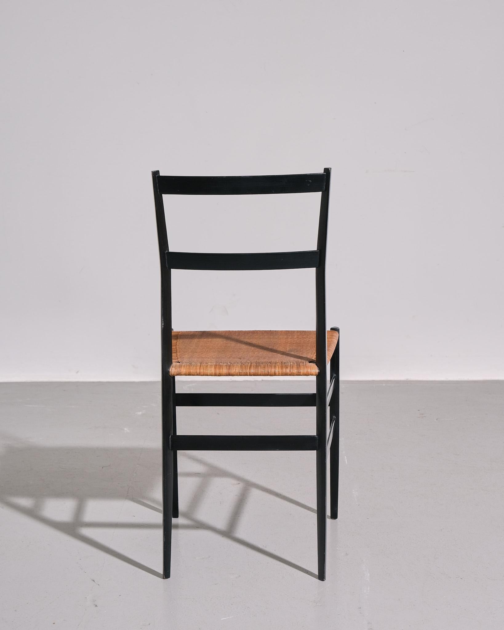 Paar Gio Ponti 'Superleggera' Esszimmerstühle Hergestellt in Italien um 1950 im Zustand „Gut“ im Angebot in London, GB