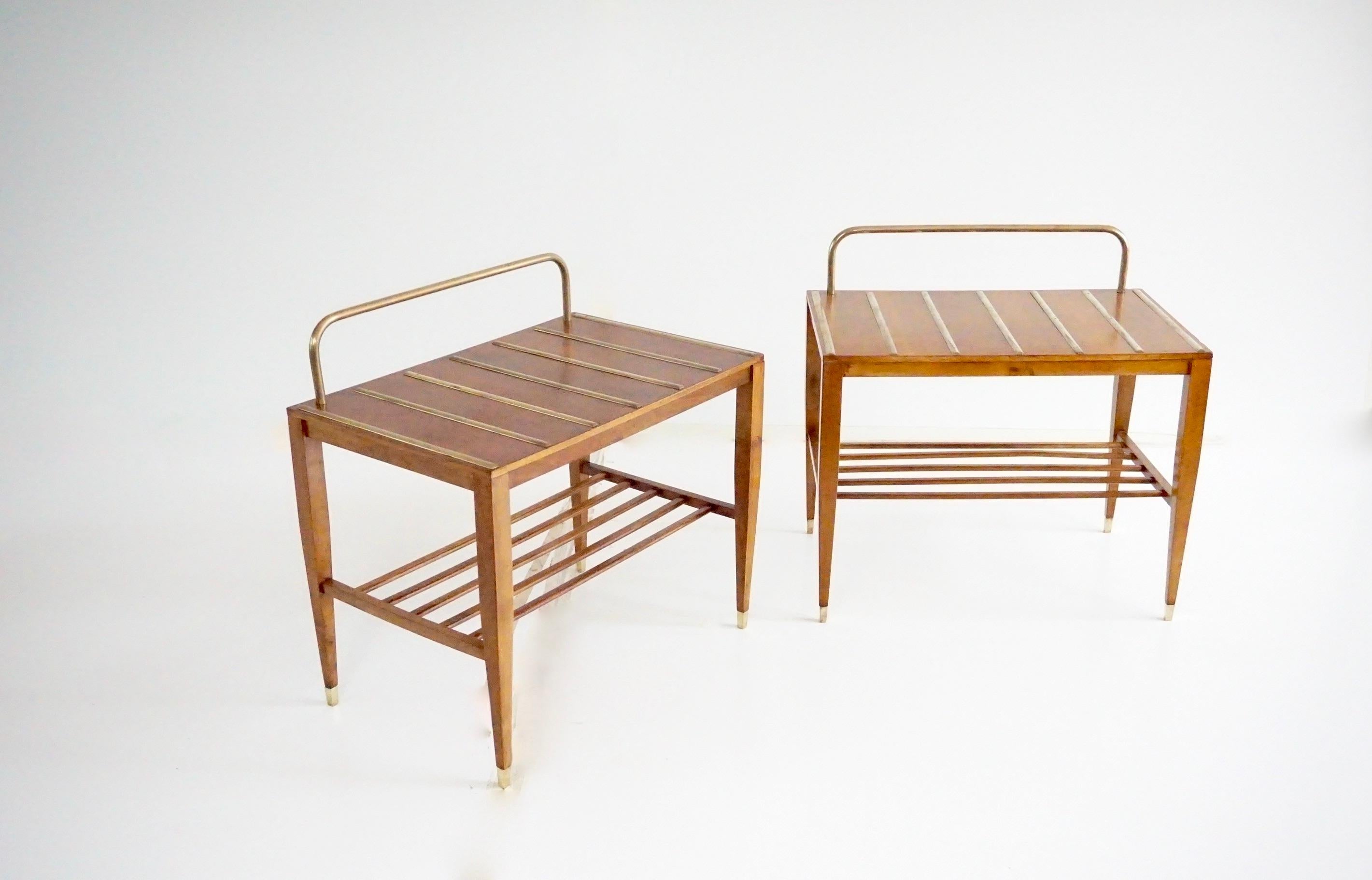 Tavolini (stand) di Gio Ponti prodotti da Giordano Chiesa,
 dalla suite dell'Hotel Royal Naples, 1953 
Noce italiano, ottone. Dettagli in ottone Maniglie, piede e sette sezioni (ogni supporto) cinque bastoni in noce 
Misure: Altezza 63,5 cm, 65 x 42